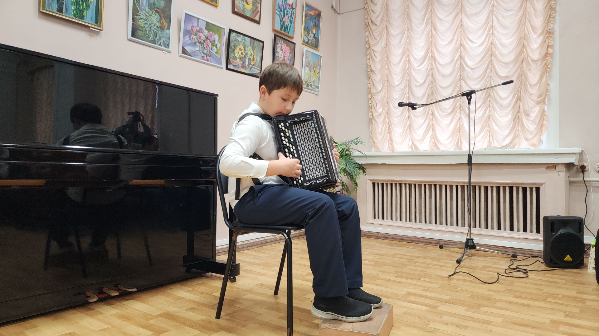 электросталь, культура подмосковья, культура электростали, художник, библиотека, библиотека паустовского, выставка картин,