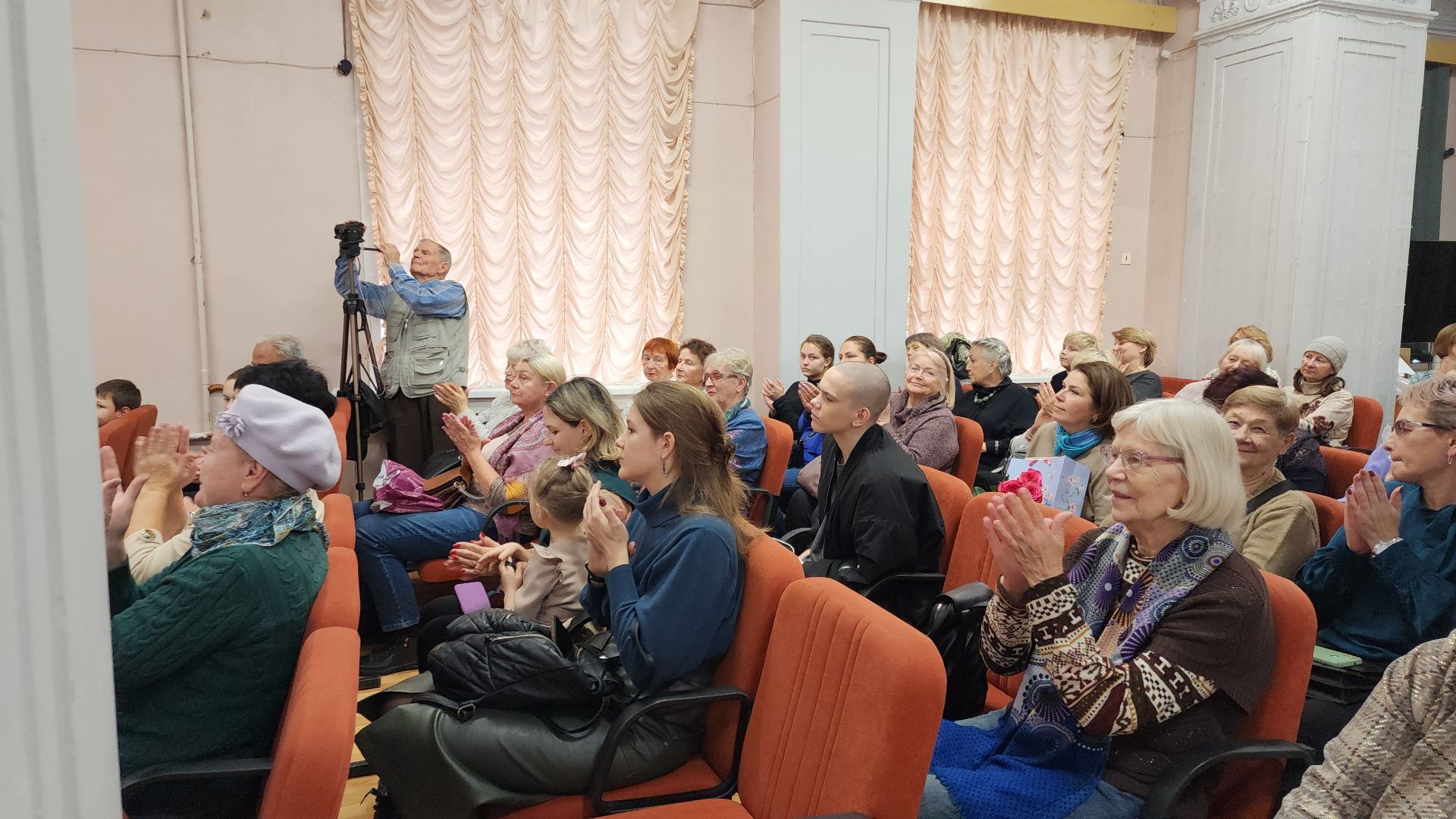 электросталь, культура подмосковья, культура электростали, художник, библиотека, библиотека паустовского, выставка картин,