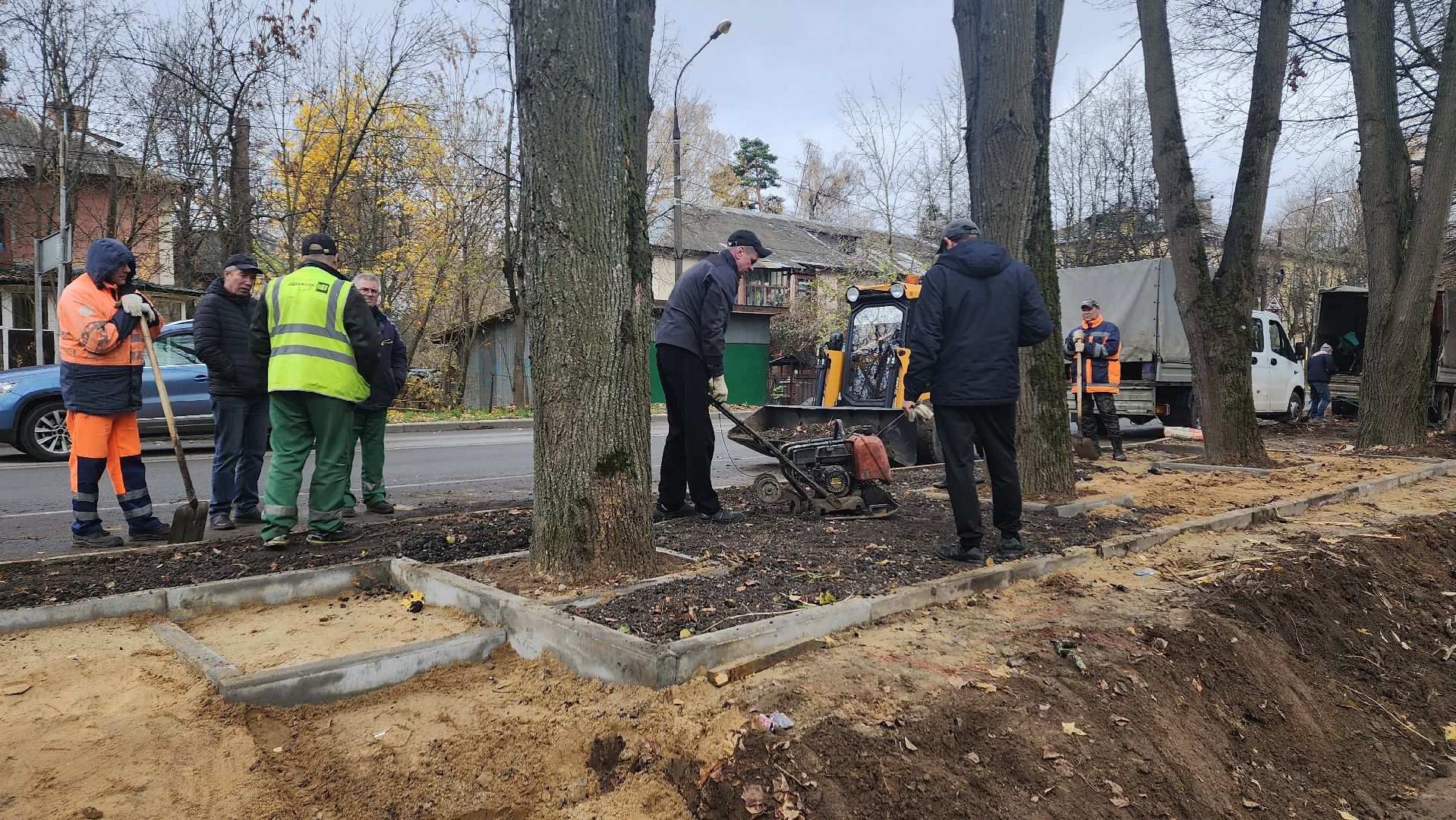 пушкино, автобусная остановка, площадка, жители, общественный транспорт, зеленые аллеи, липа,
