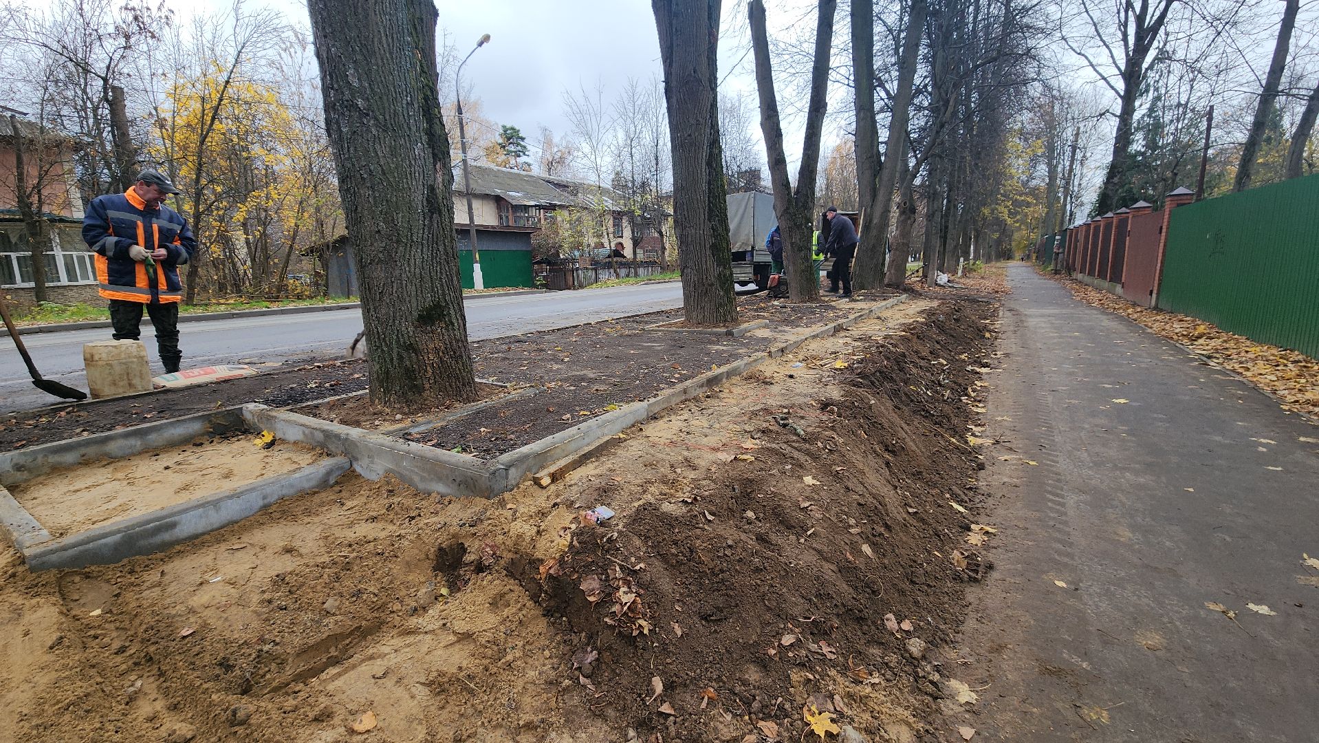 пушкино, автобусная остановка, площадка, жители, общественный транспорт, зеленые аллеи, липа,