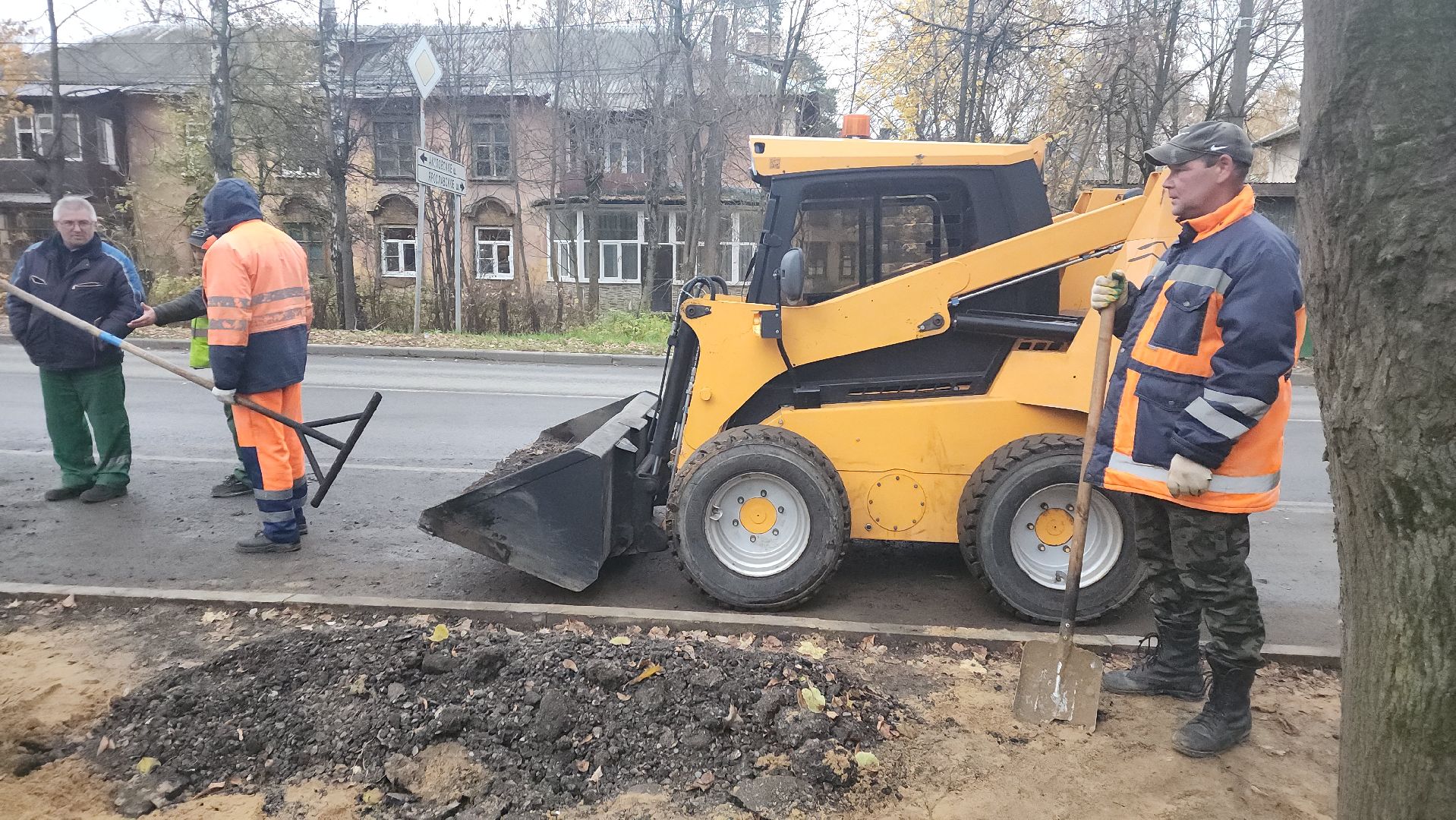 пушкино, автобусная остановка, площадка, жители, общественный транспорт, зеленые аллеи, липа,