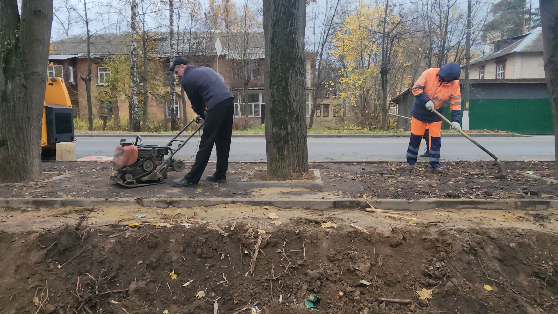 пушкино, автобусная остановка, площадка, жители, общественный транспорт, зеленые аллеи, липа,