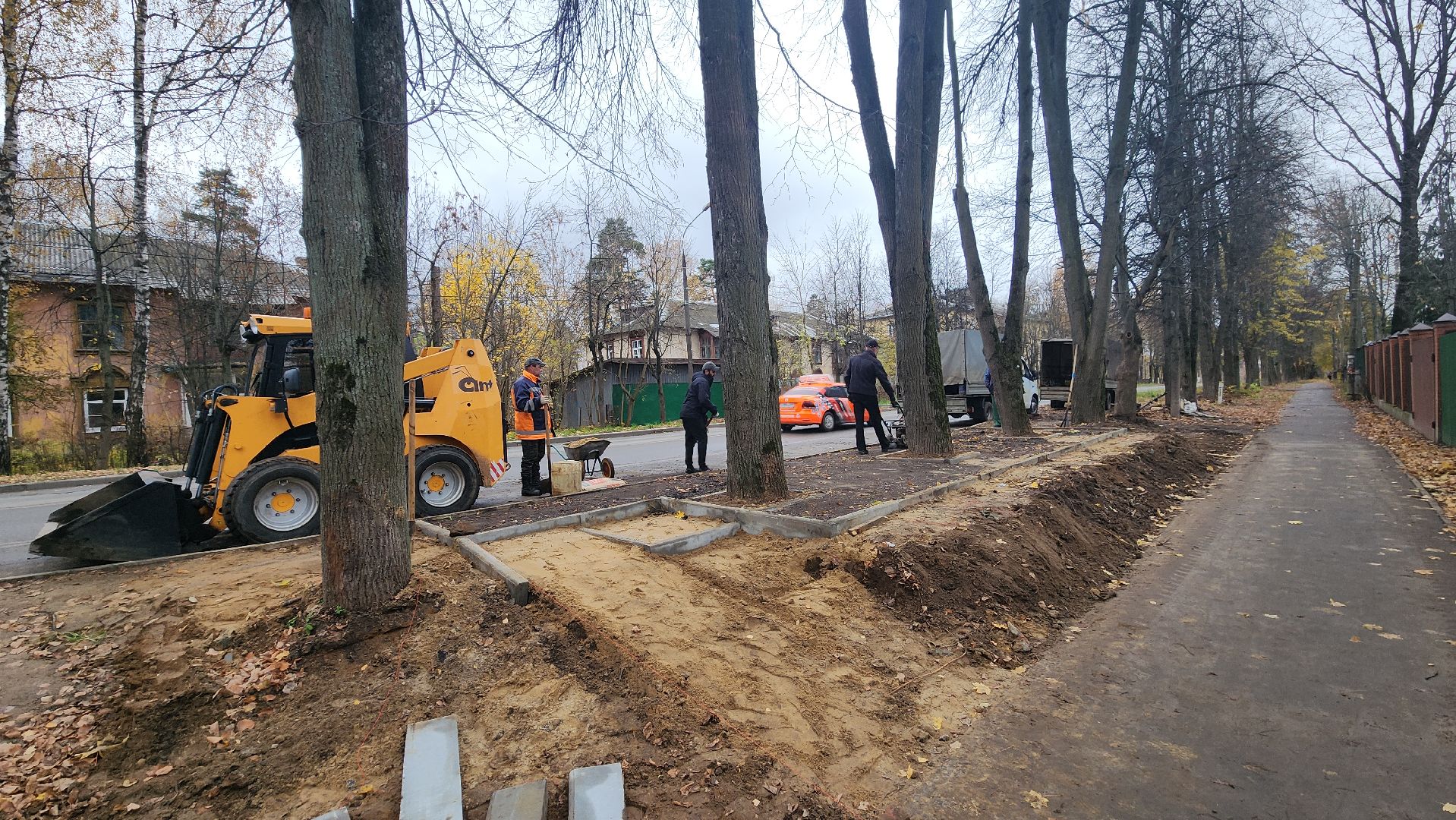 пушкино, автобусная остановка, площадка, жители, общественный транспорт, зеленые аллеи, липа,