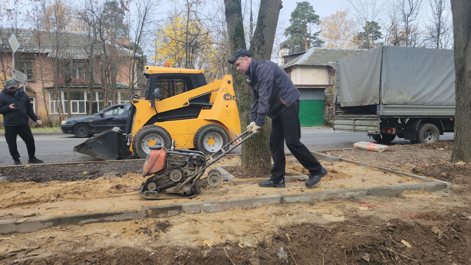 пушкино, автобусная остановка, площадка, жители, общественный транспорт, зеленые аллеи, липа,