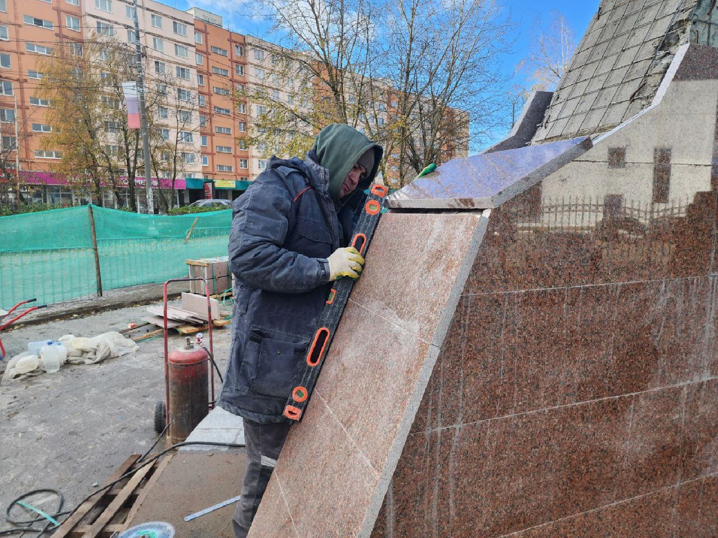 можайск, можайский городской округ, подмосковье, памятник, памятника Ветеранам локальных войн и военных конфликтов, возведение памятника, память, благоустройство, работы, вертикалки,