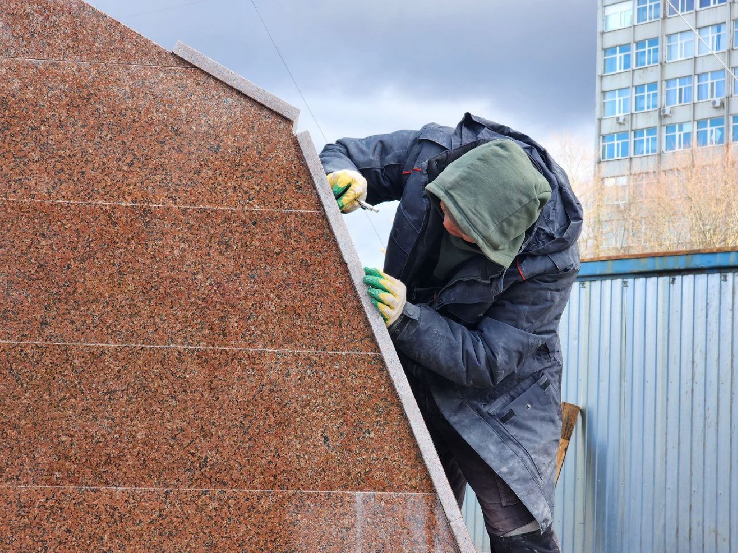 можайск, можайский городской округ, подмосковье, памятник, памятника Ветеранам локальных войн и военных конфликтов, возведение памятника, память, благоустройство, работы, вертикалки,