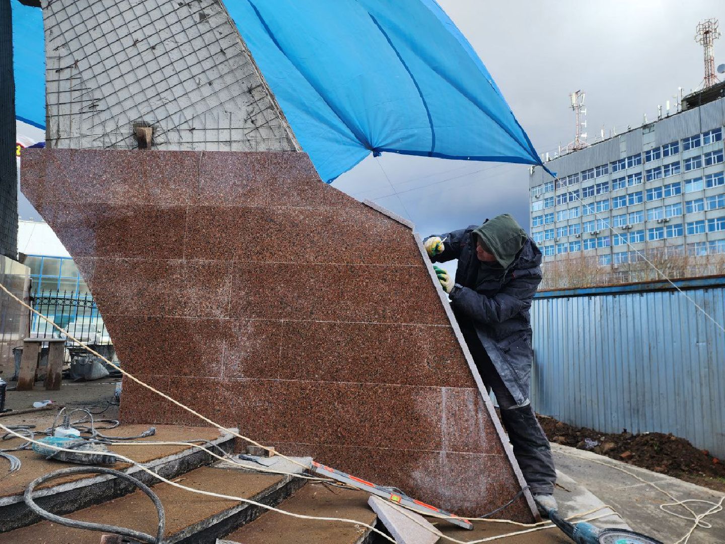 можайск, можайский городской округ, подмосковье, памятник, памятника Ветеранам локальных войн и военных конфликтов, возведение памятника, память, благоустройство, работы, вертикалки,