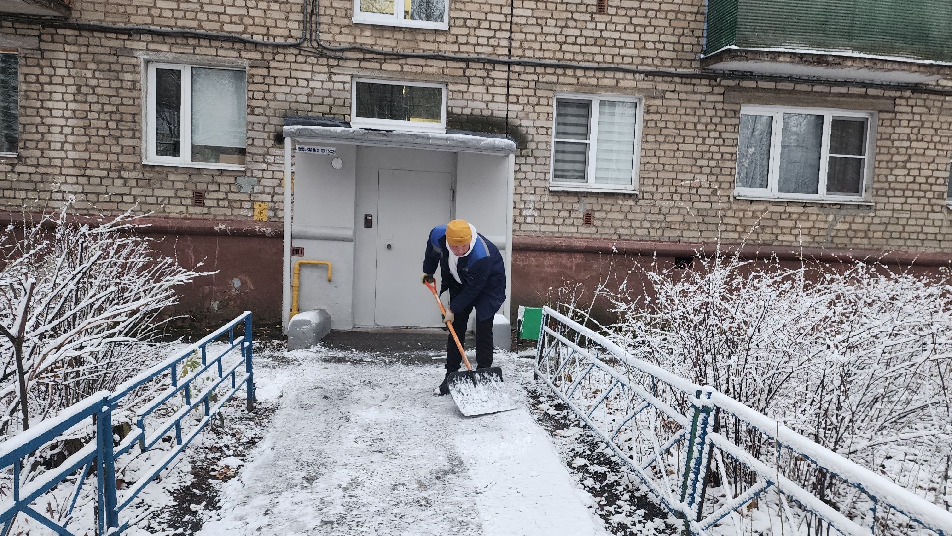 пушкино, первый снег, уборка снега, трактор, рабочие, лопаты, погода, вертикалки