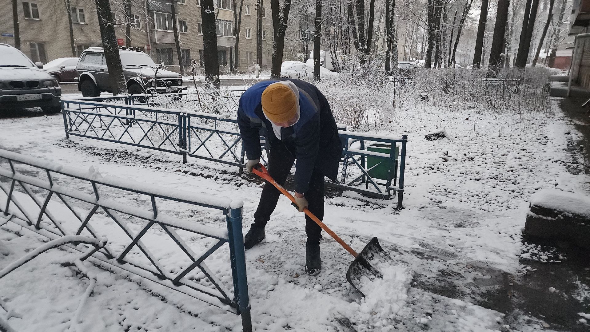 пушкино, первый снег, уборка снега, трактор, рабочие, лопаты, погода, вертикалки