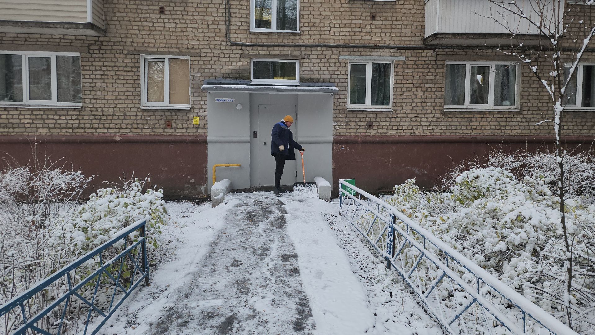 пушкино, первый снег, уборка снега, трактор, рабочие, лопаты, погода, вертикалки