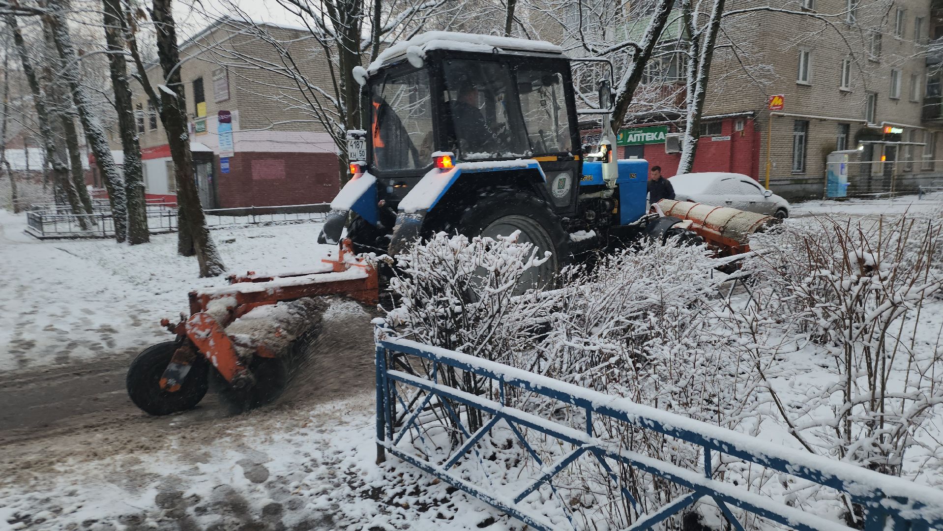 пушкино, первый снег, уборка снега, трактор, рабочие, лопаты, погода, вертикалки