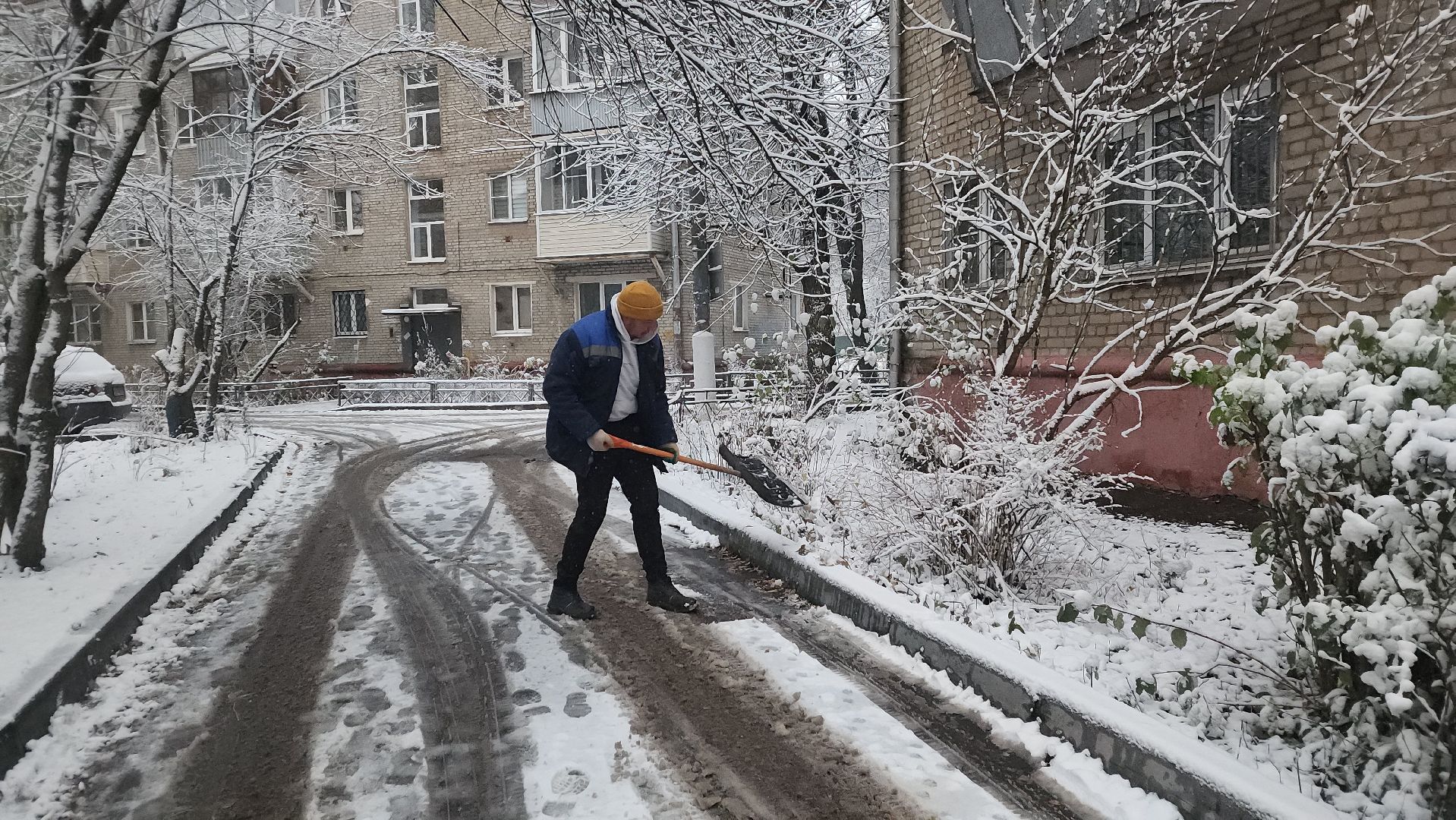 пушкино, первый снег, уборка снега, трактор, рабочие, лопаты, погода, вертикалки