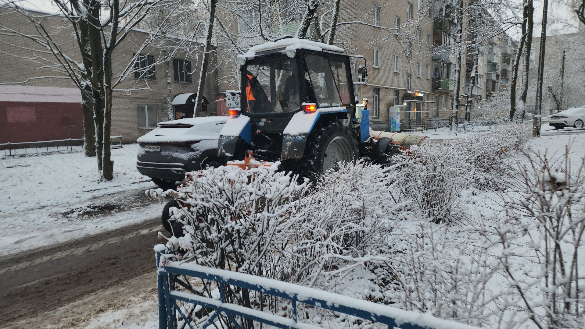пушкино, первый снег, уборка снега, трактор, рабочие, лопаты, погода, вертикалки