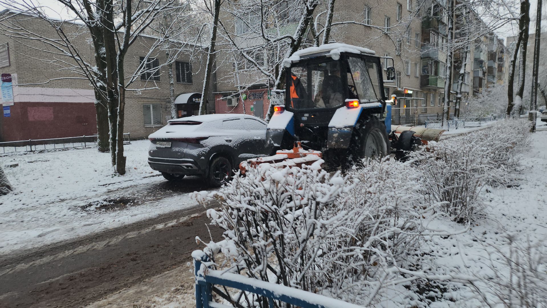 пушкино, первый снег, уборка снега, трактор, рабочие, лопаты, погода, вертикалки