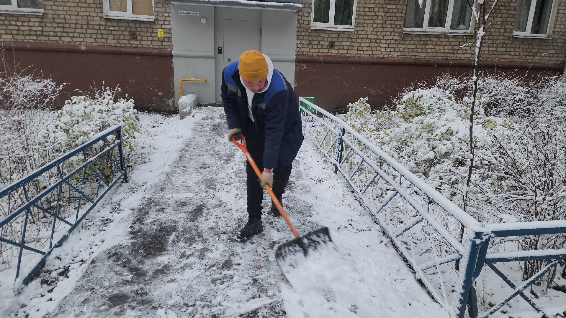 пушкино, первый снег, уборка снега, трактор, рабочие, лопаты, погода, вертикалки