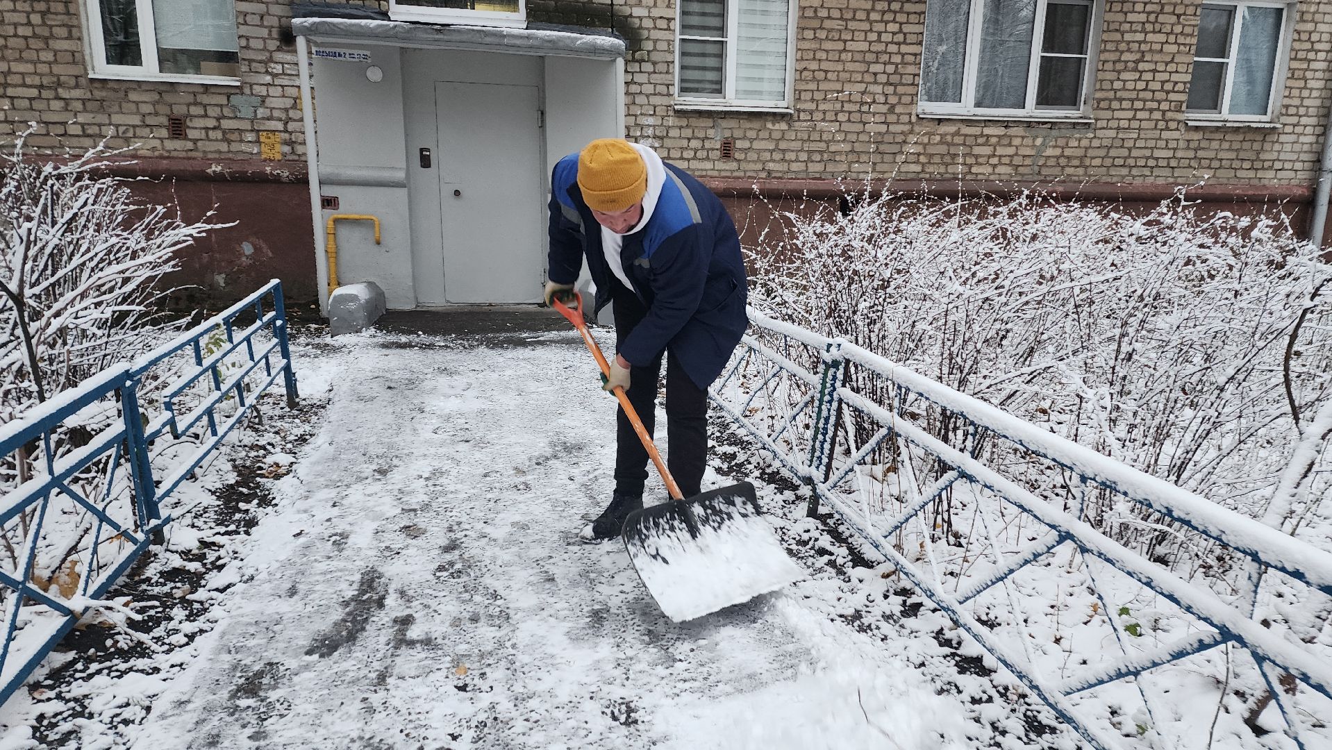 пушкино, первый снег, уборка снега, трактор, рабочие, лопаты, погода, вертикалки