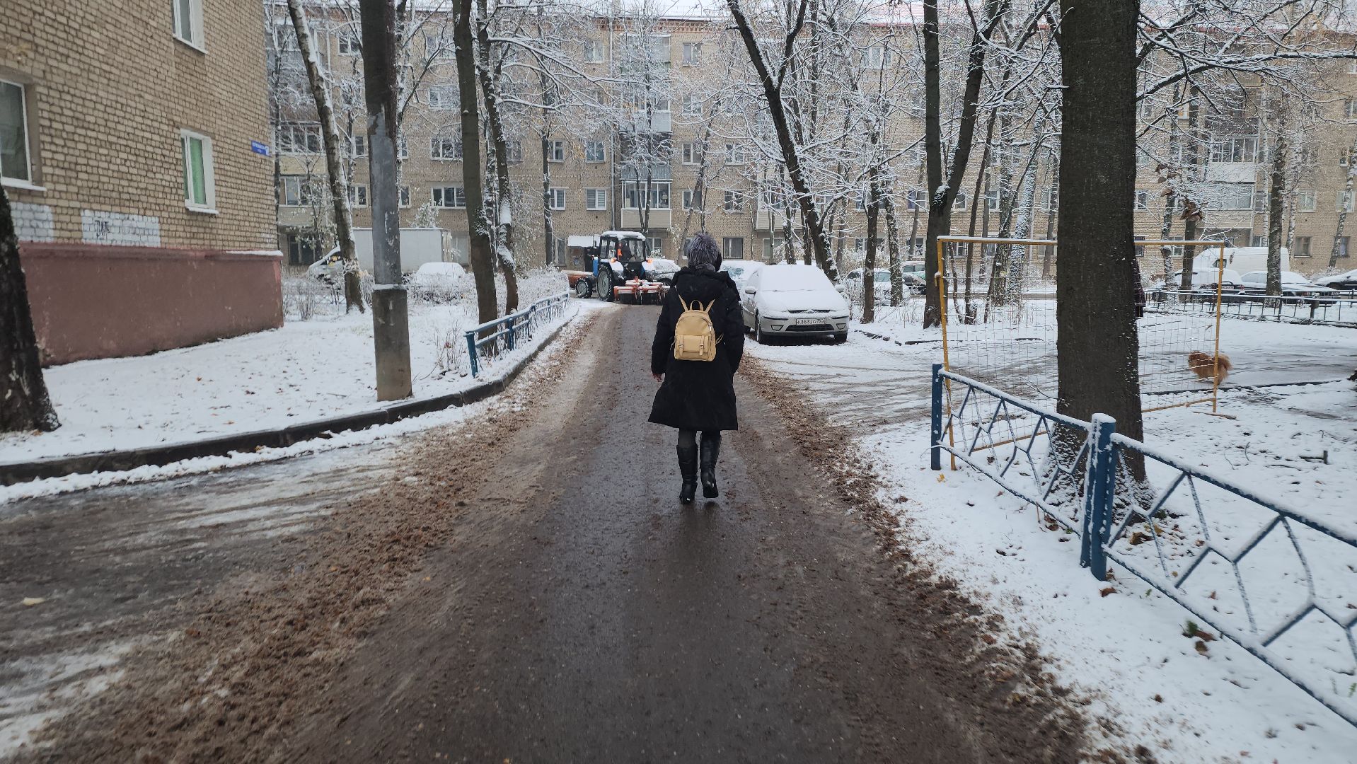 пушкино, первый снег, уборка снега, трактор, рабочие, лопаты, погода, вертикалки