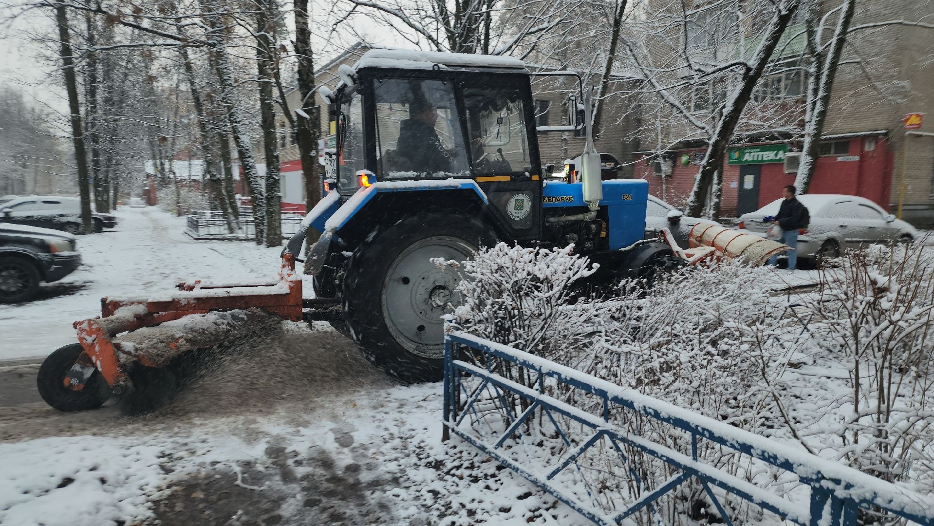 пушкино, первый снег, уборка снега, трактор, рабочие, лопаты, погода, вертикалки