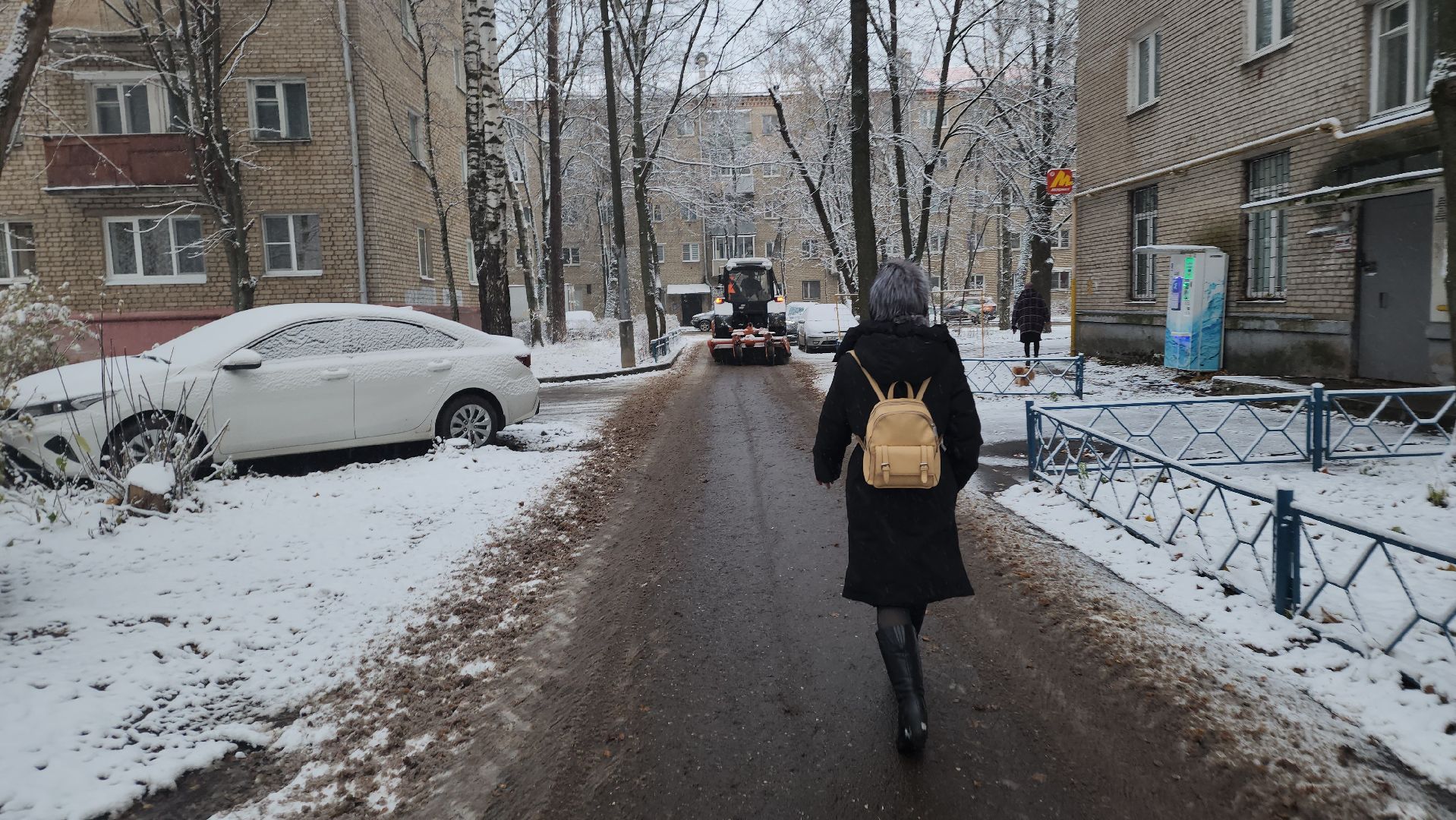 пушкино, первый снег, уборка снега, трактор, рабочие, лопаты, погода, вертикалки