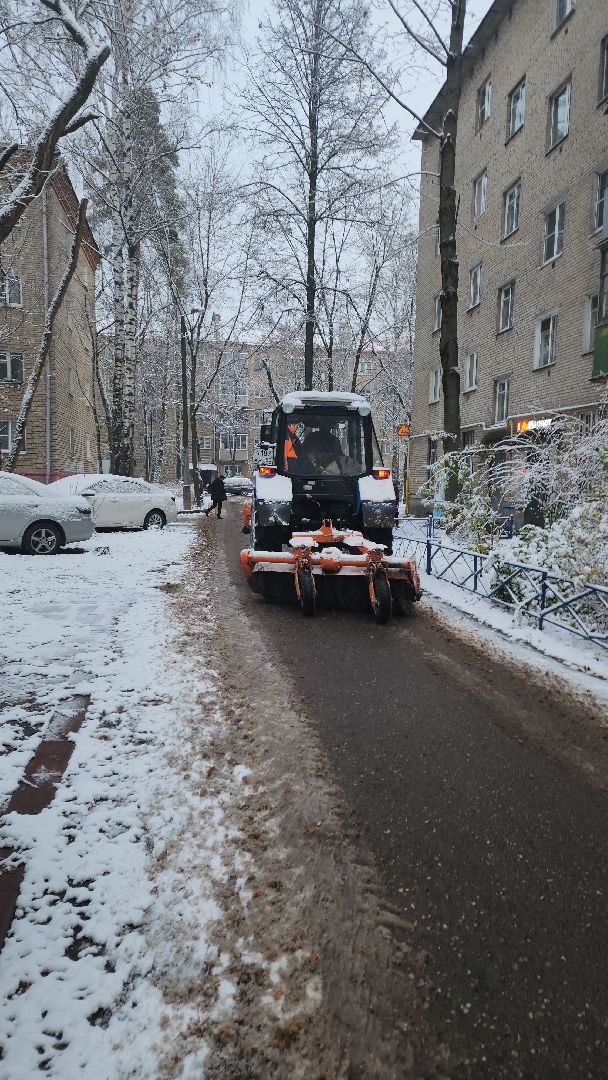 пушкино, первый снег, уборка снега, трактор, рабочие, лопаты, погода, вертикалки