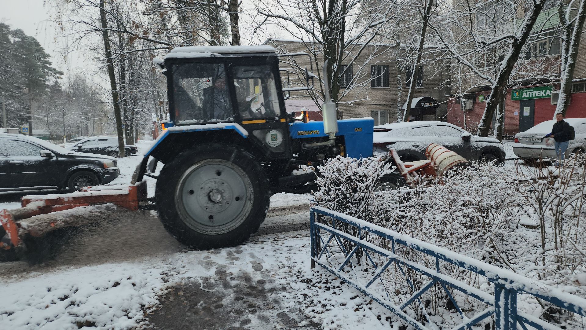 пушкино, первый снег, уборка снега, трактор, рабочие, лопаты, погода, вертикалки