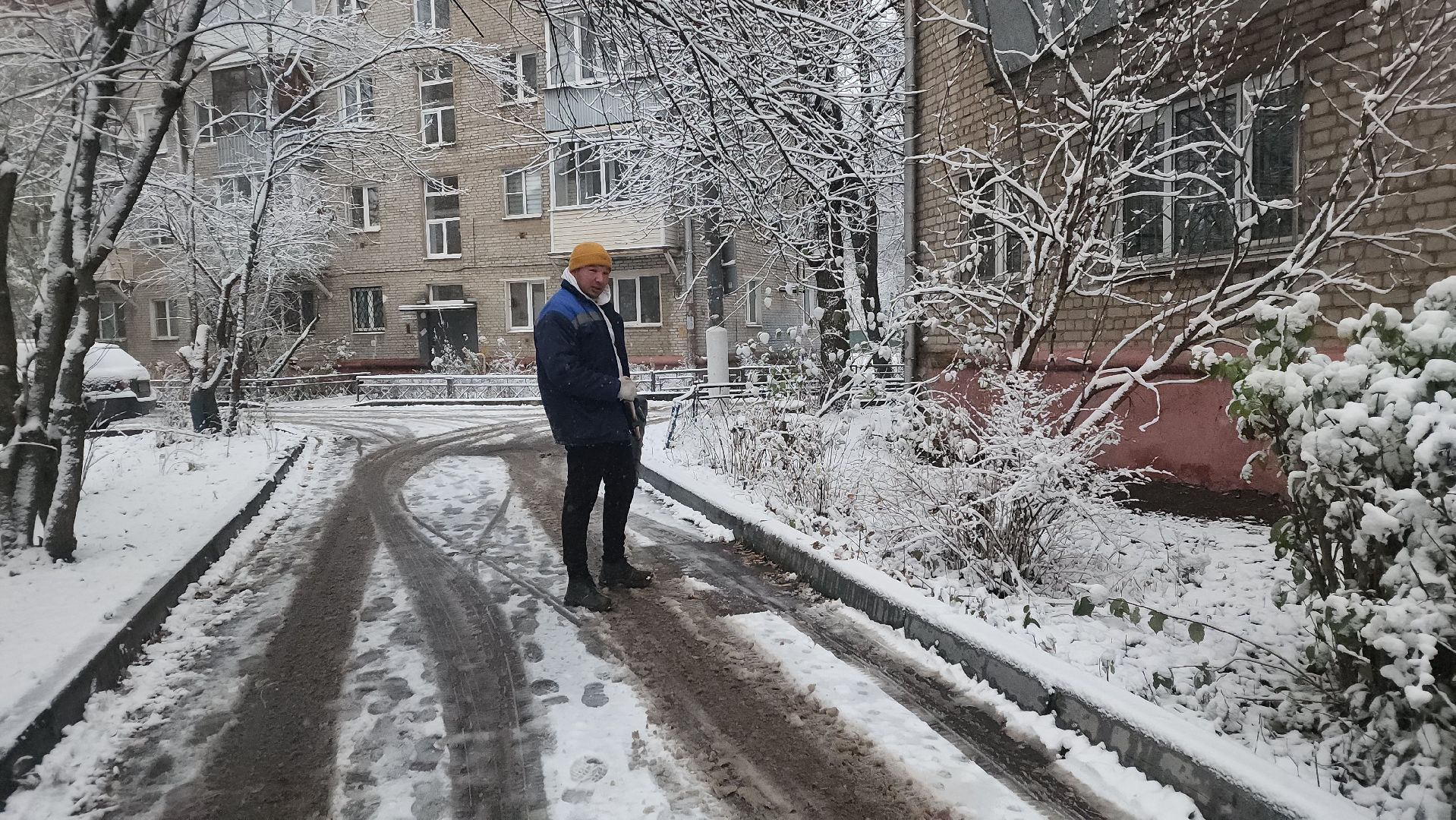 пушкино, первый снег, уборка снега, трактор, рабочие, лопаты, погода, вертикалки