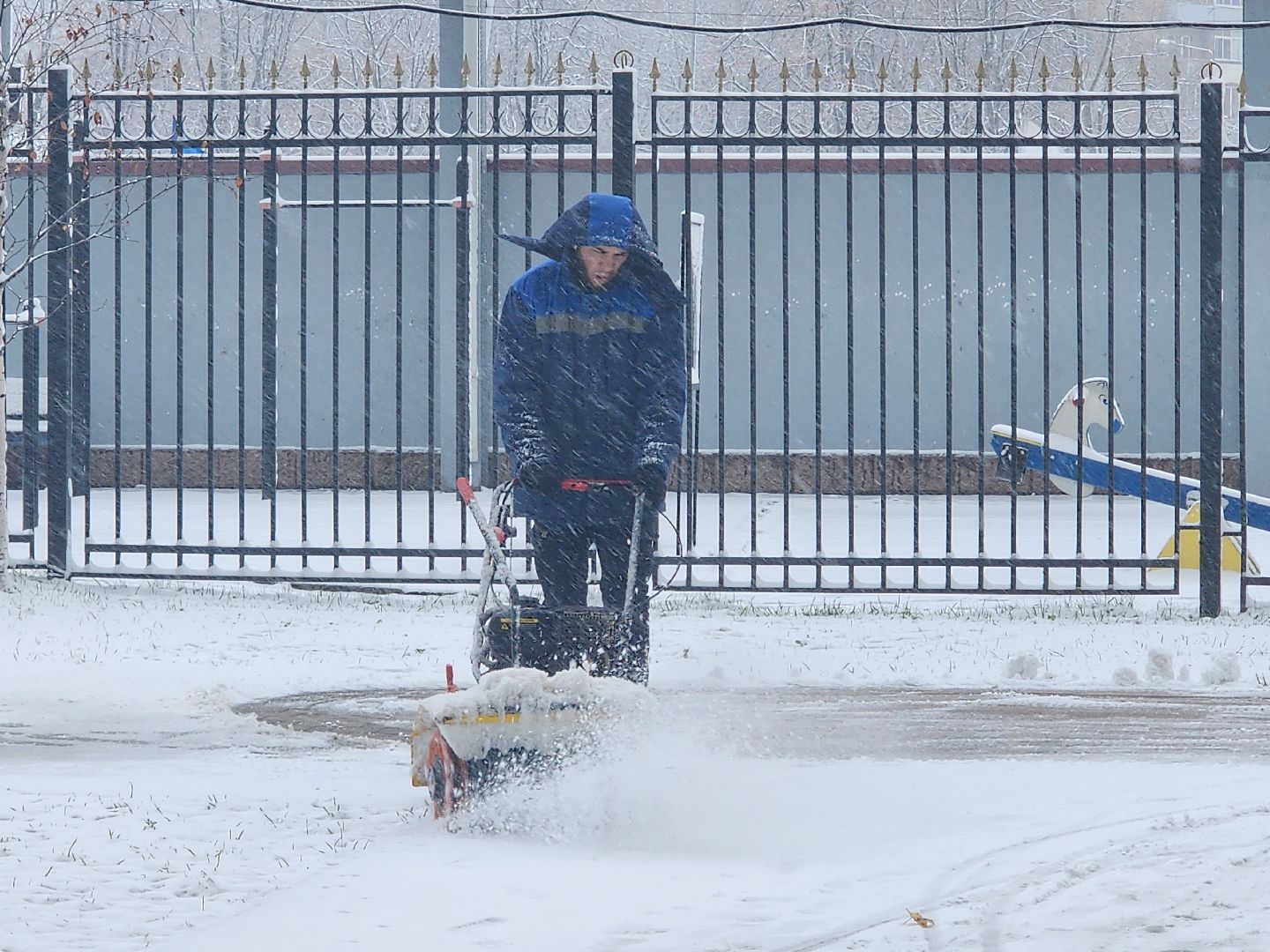 вертикалки, убирают снег,