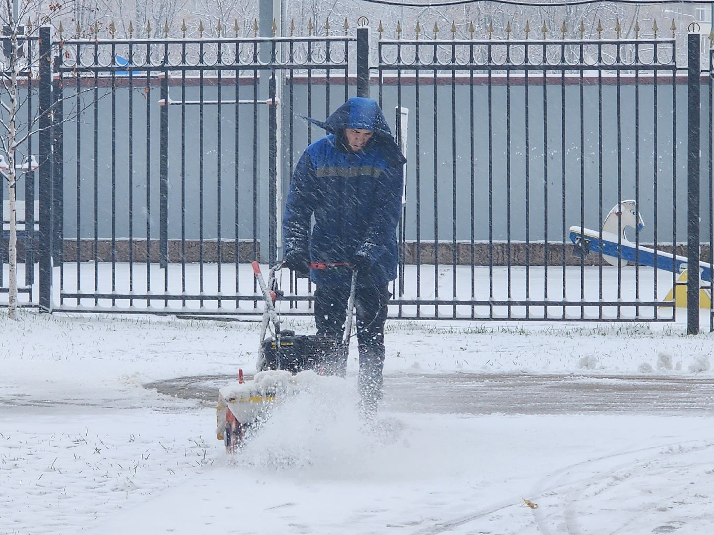 вертикалки, убирают снег,