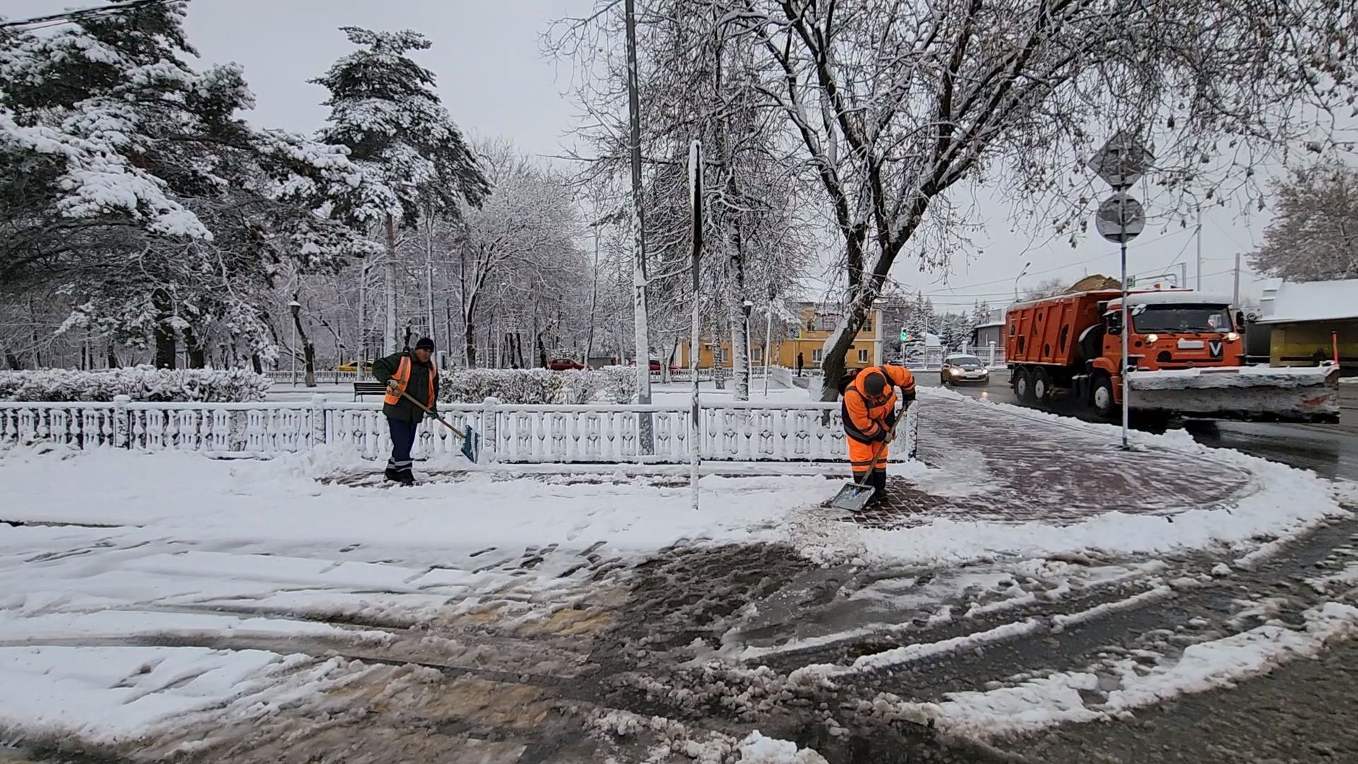Чехов, городской округ Чехов, снегопад, уборка снега, чистка улиц, вывоз снега, дворники, уборочная техника, противогололедные материалы,Вертикалка, вертикальное видео, ЖКХ,