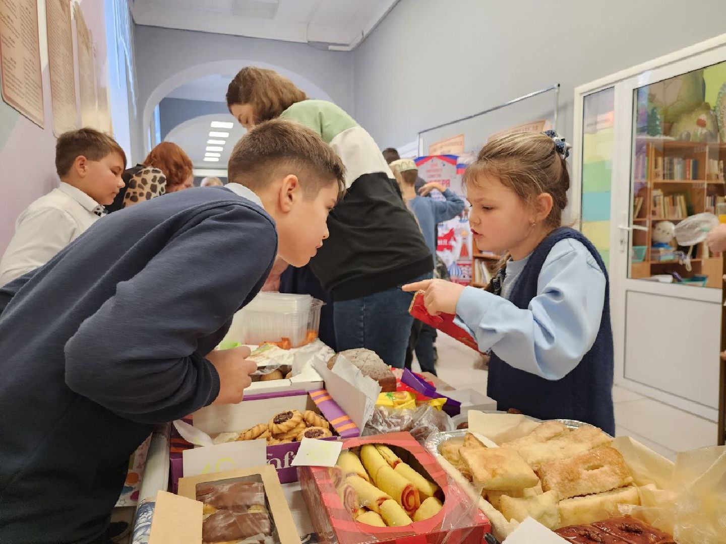 можайск, можайский городской округ, подмосковье, благотворительная ярмарка, спецоперация, школы, школьники, доброе дело, дети, вертикалки,