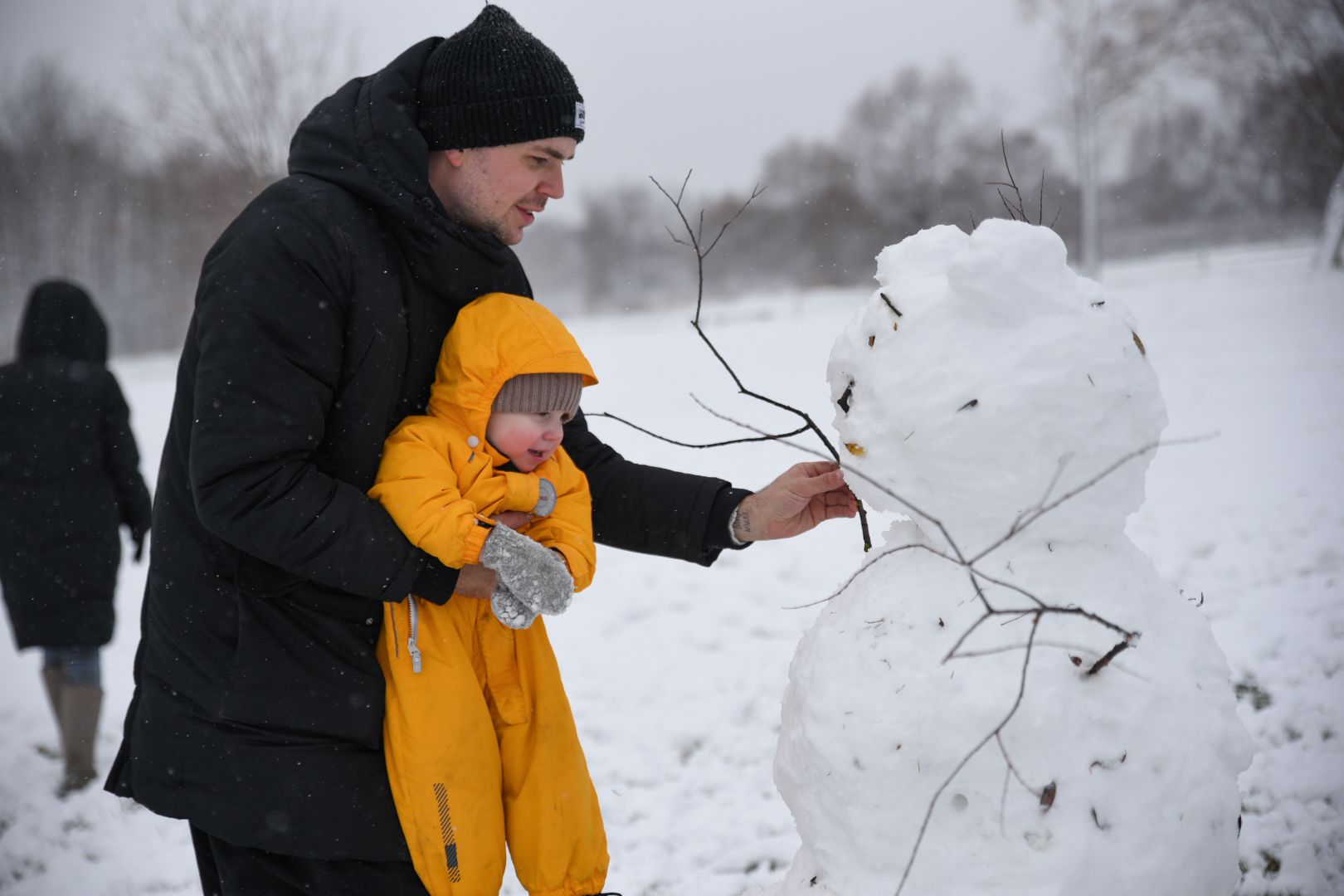 Бронницы, День народного единства, Первый снег, Снеговик в парке Бронницкий Луг, Вертикальное видео, Вертикалка,