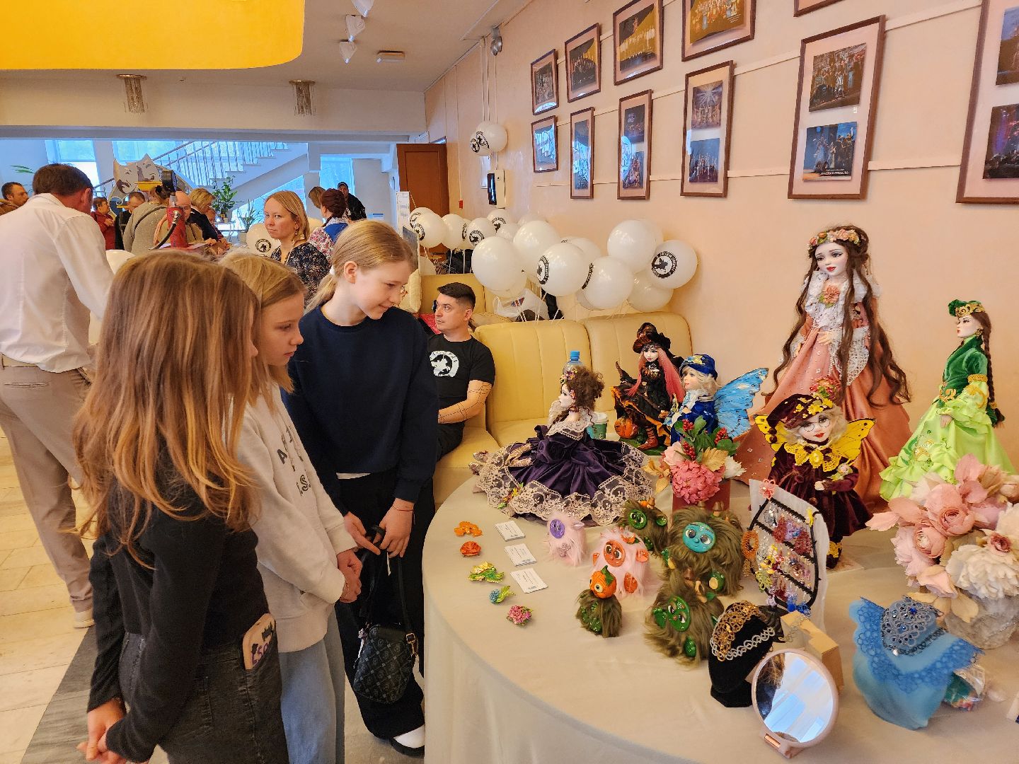 Чехов, дворец культуры Дружба, день народного единства, ярмарка, выставка, торжественное мероприятие, народные пляски, средневековое оружие, вертикалки, вертикальное видео,