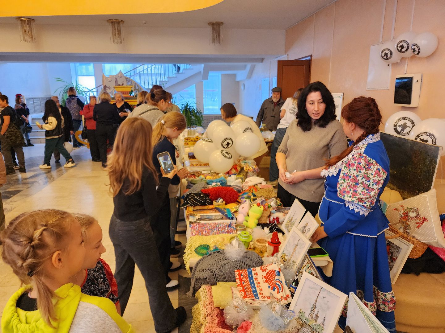 Чехов, дворец культуры Дружба, день народного единства, ярмарка, выставка, торжественное мероприятие, народные пляски, средневековое оружие, вертикалки, вертикальное видео,