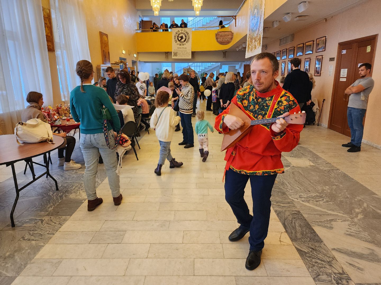 Чехов, дворец культуры Дружба, день народного единства, ярмарка, выставка, торжественное мероприятие, народные пляски, средневековое оружие, вертикалки, вертикальное видео,