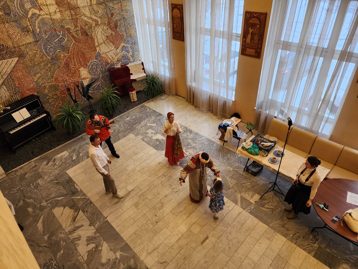 Чехов, дворец культуры Дружба, день народного единства, ярмарка, выставка, торжественное мероприятие, народные пляски, средневековое оружие, вертикалки, вертикальное видео,