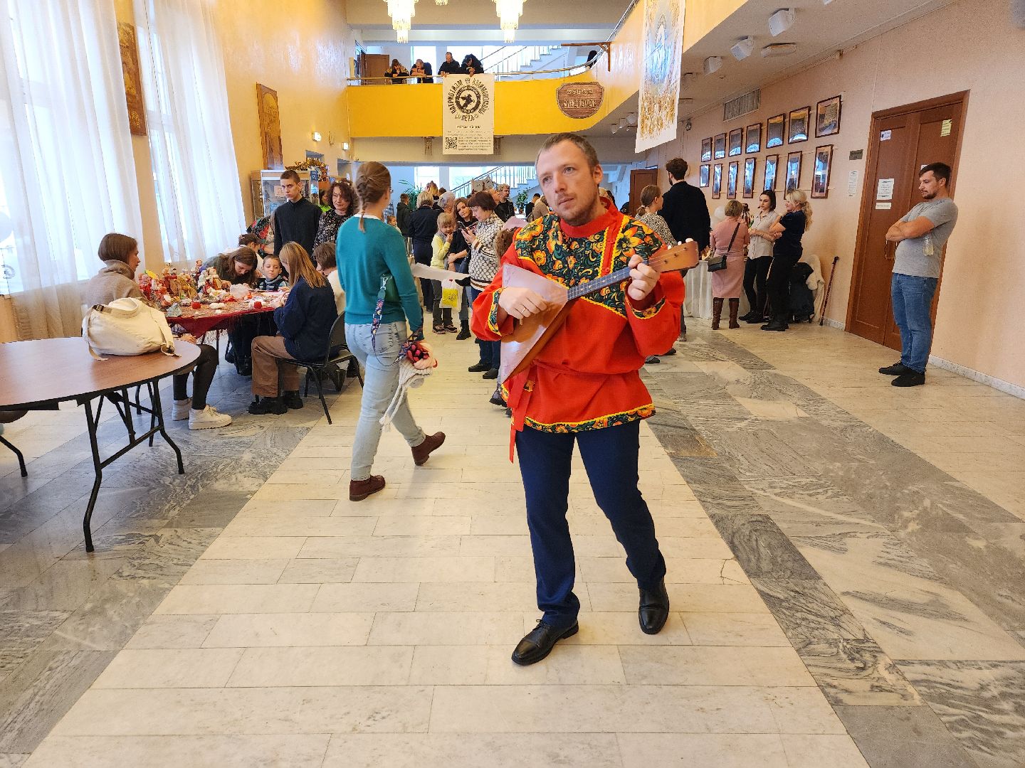 Чехов, дворец культуры Дружба, день народного единства, ярмарка, выставка, торжественное мероприятие, народные пляски, средневековое оружие, вертикалки, вертикальное видео,