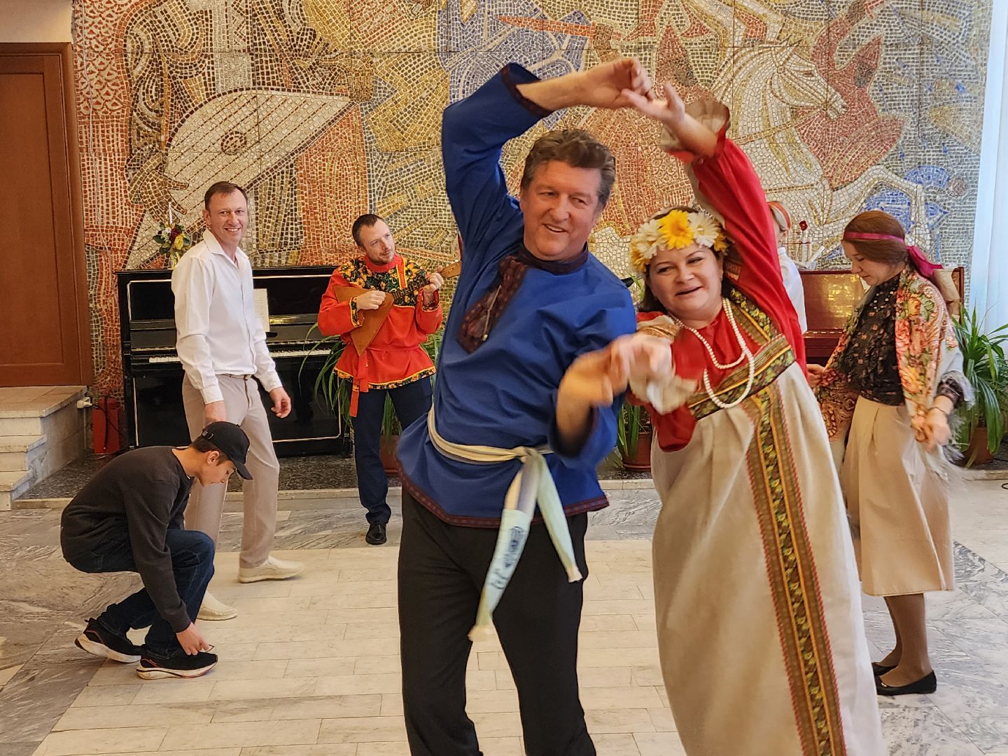 Чехов, дворец культуры Дружба, день народного единства, ярмарка, выставка, торжественное мероприятие, народные пляски, средневековое оружие, вертикалки, вертикальное видео,