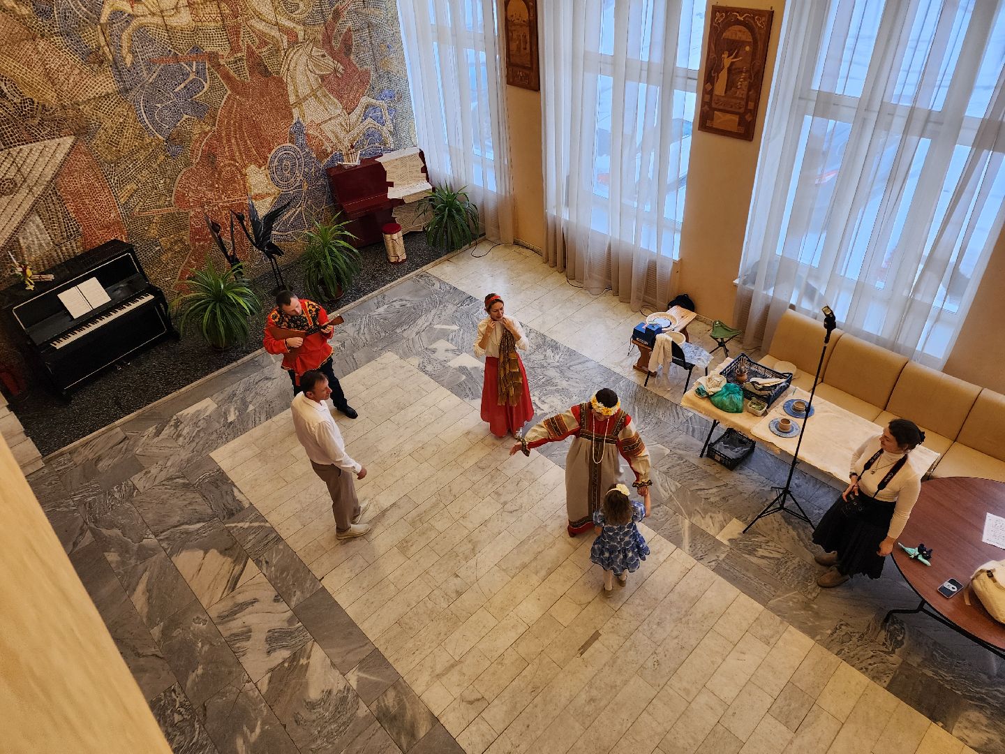 Чехов, дворец культуры Дружба, день народного единства, ярмарка, выставка, торжественное мероприятие, народные пляски, средневековое оружие, вертикалки, вертикальное видео,