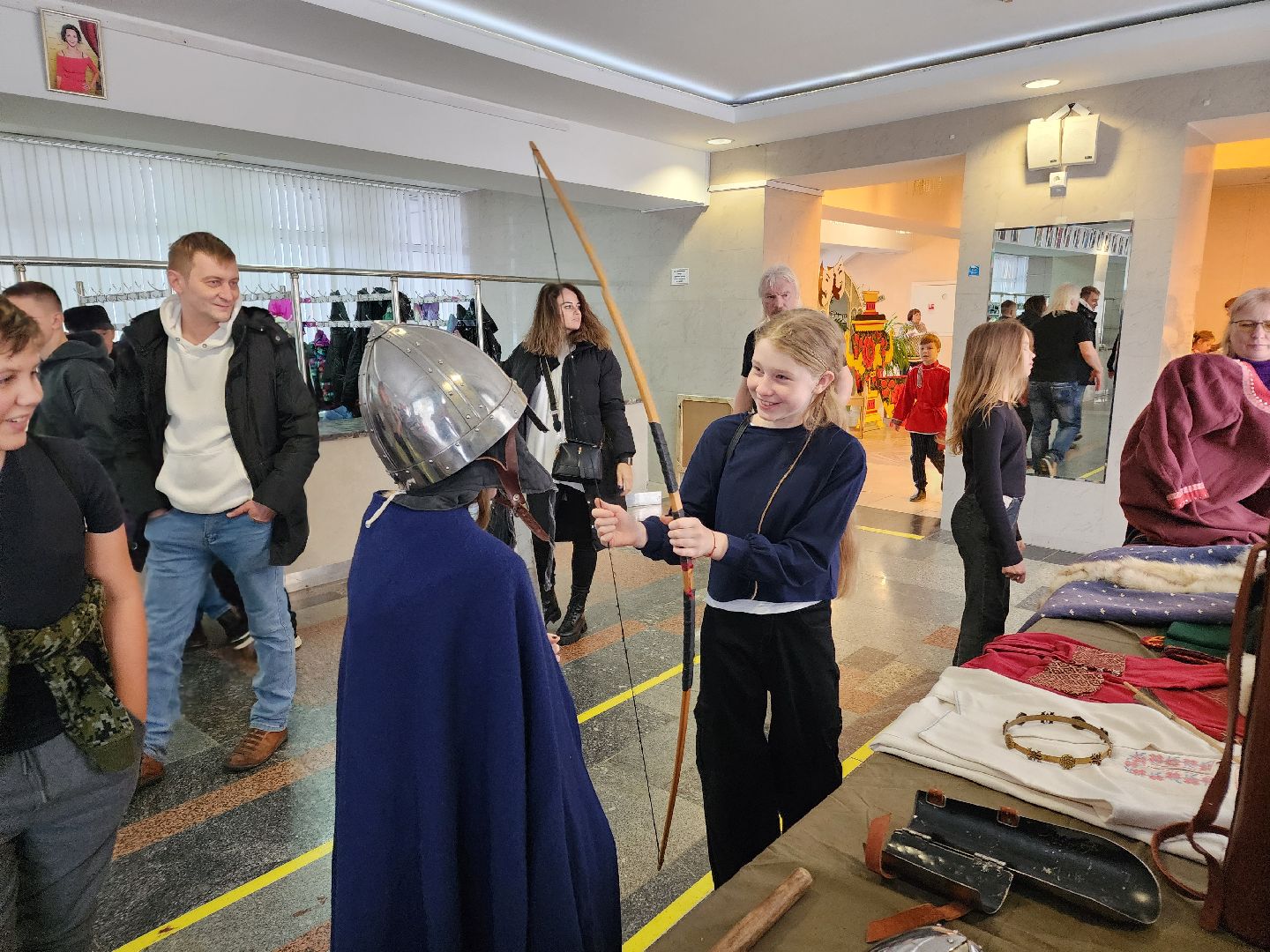 Чехов, дворец культуры Дружба, день народного единства, ярмарка, выставка, торжественное мероприятие, народные пляски, средневековое оружие, вертикалки, вертикальное видео,