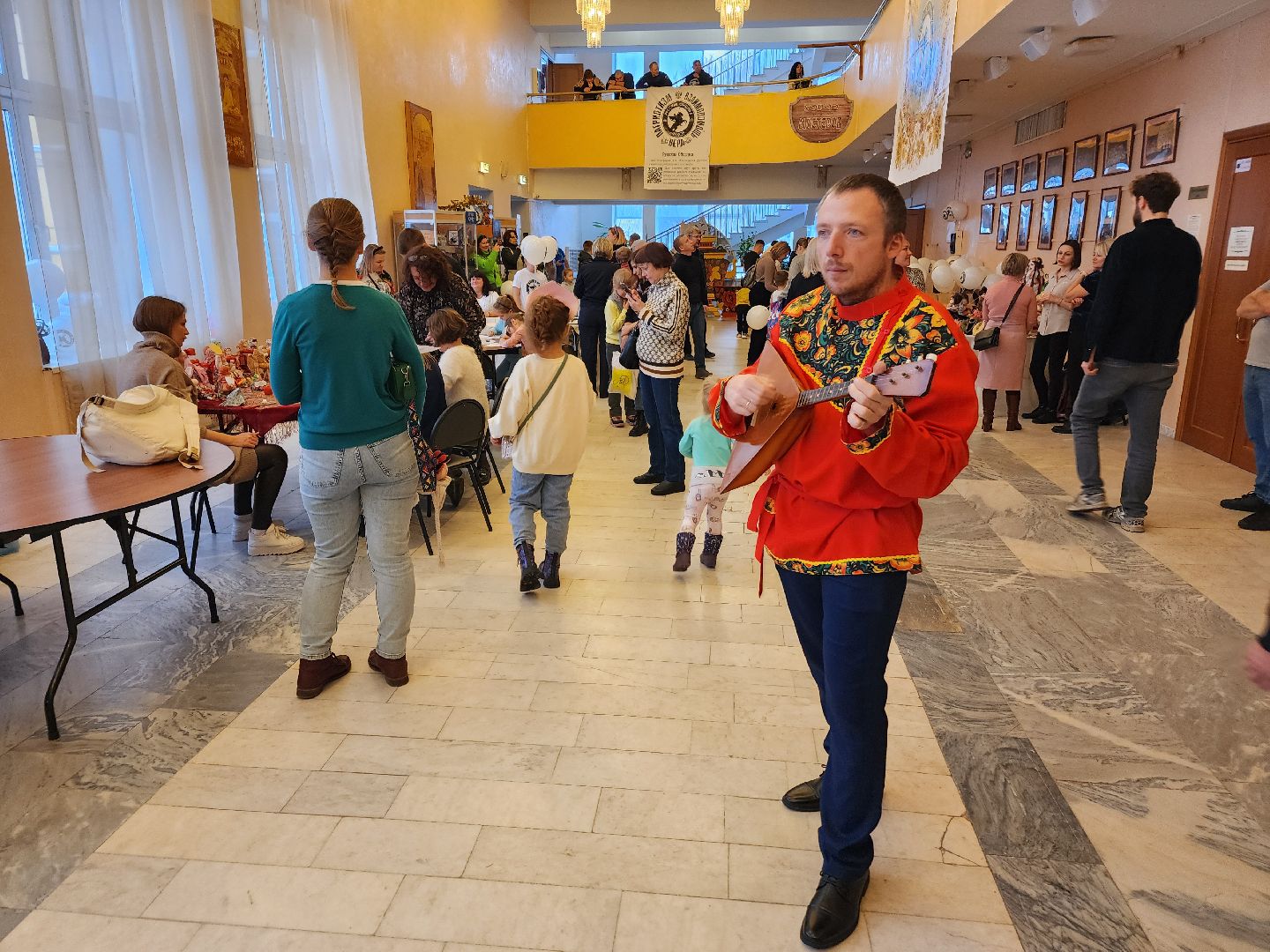 Чехов, дворец культуры Дружба, день народного единства, ярмарка, выставка, торжественное мероприятие, народные пляски, средневековое оружие, вертикалки, вертикальное видео,