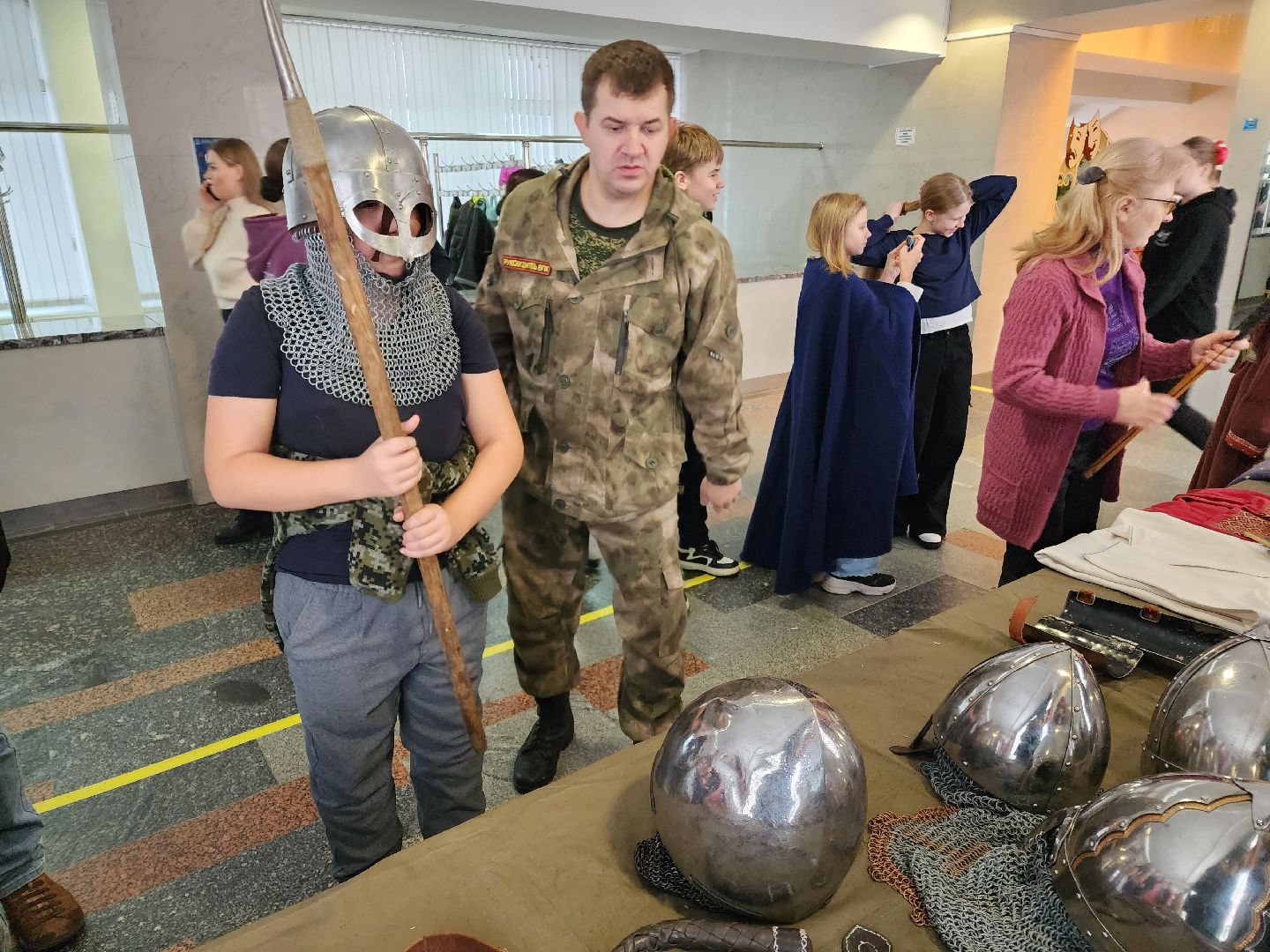 Чехов, дворец культуры Дружба, день народного единства, ярмарка, выставка, торжественное мероприятие, народные пляски, средневековое оружие, вертикалки, вертикальное видео,