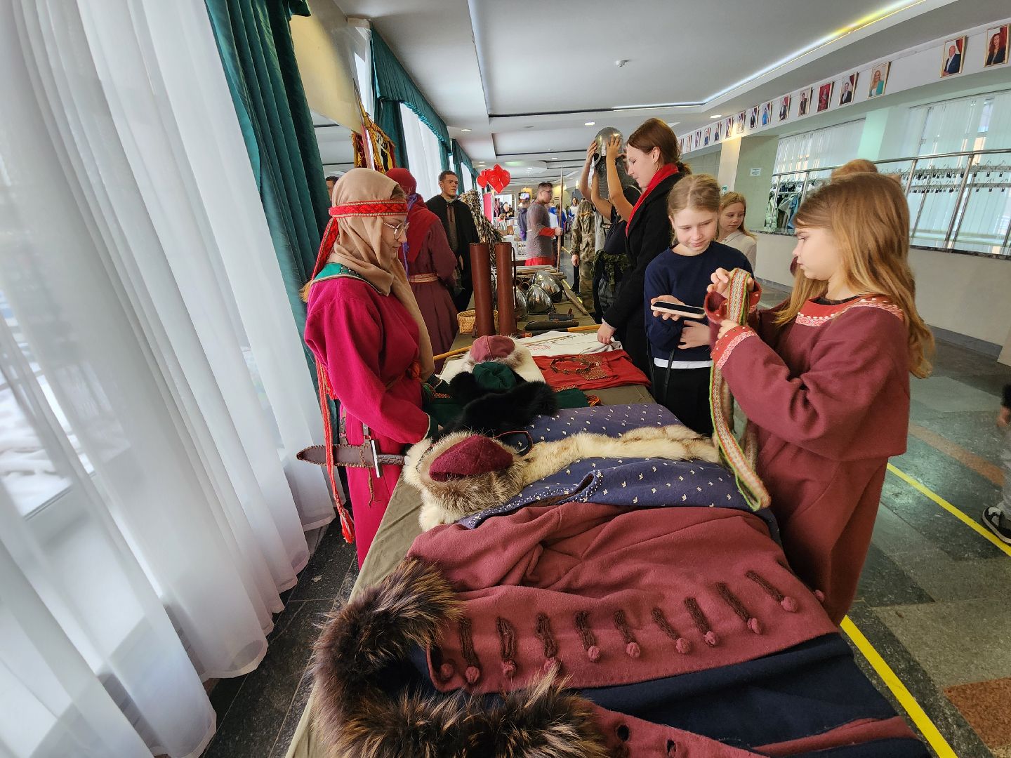 Чехов, дворец культуры Дружба, день народного единства, ярмарка, выставка, торжественное мероприятие, народные пляски, средневековое оружие, вертикалки, вертикальное видео,