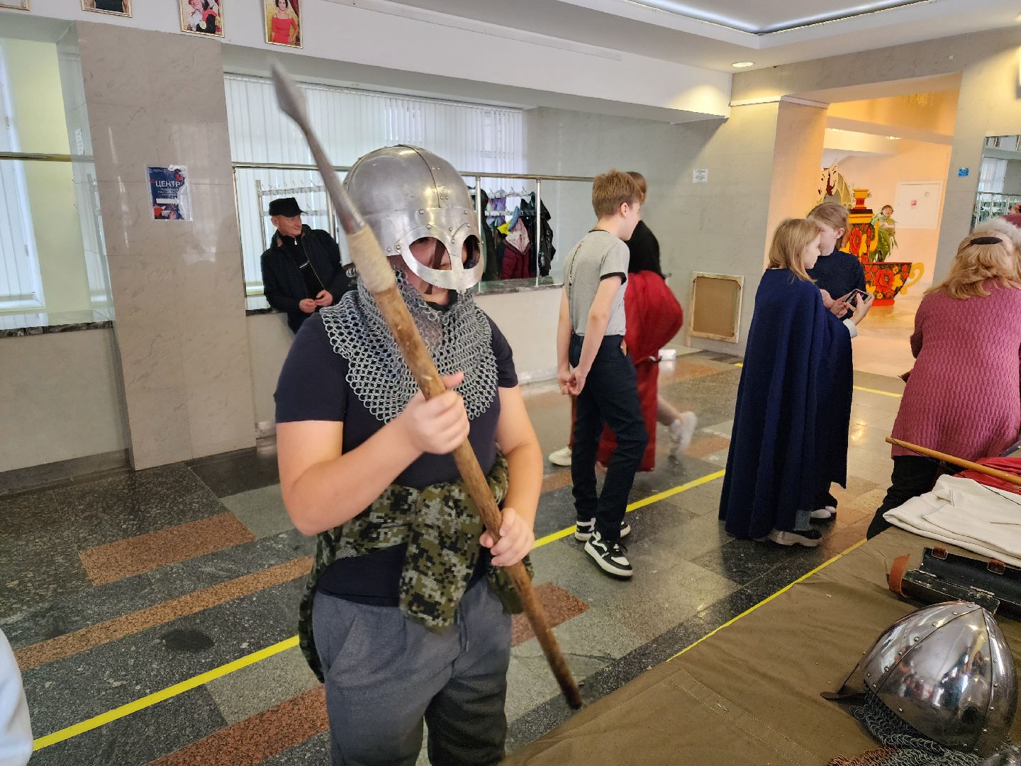 Чехов, дворец культуры Дружба, день народного единства, ярмарка, выставка, торжественное мероприятие, народные пляски, средневековое оружие, вертикалки, вертикальное видео,