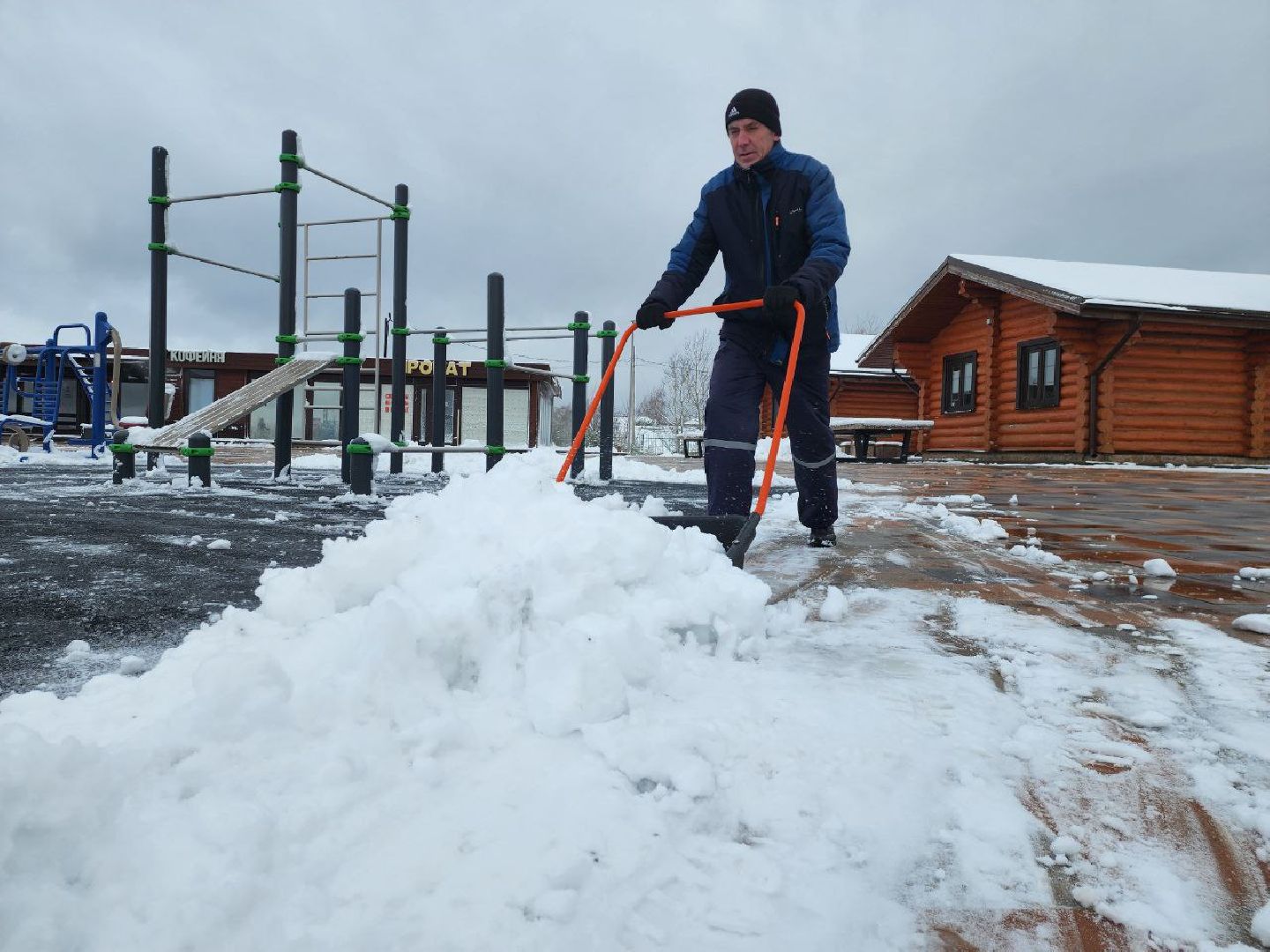 можайск, можайский городской округ, подмосковье, парк, уборка снега, последствия снегопада, первый снег, уборка территории, погода, парк ривьера, ЖКХ, вертикалки,