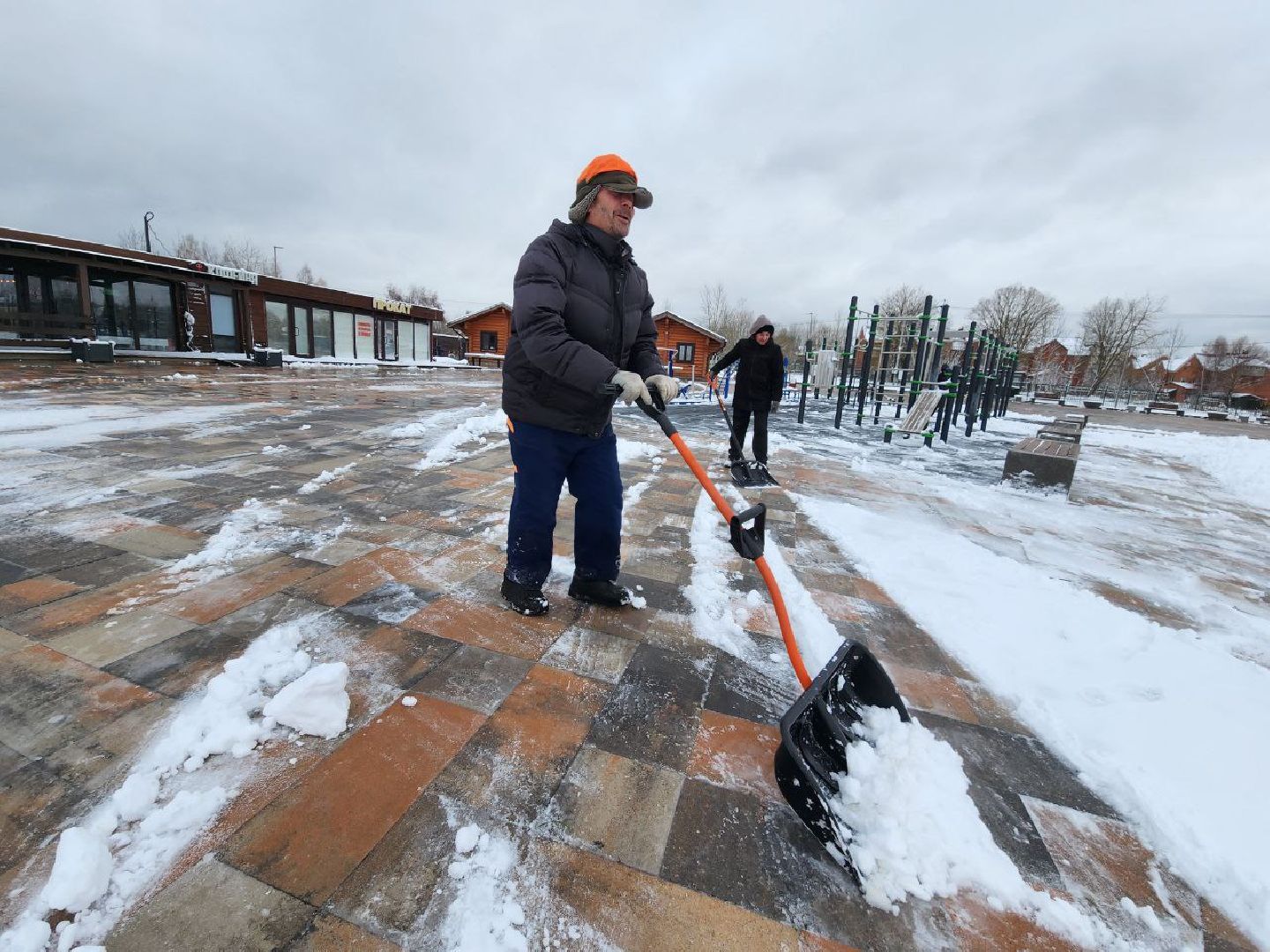 можайск, можайский городской округ, подмосковье, парк, уборка снега, последствия снегопада, первый снег, уборка территории, погода, парк ривьера, ЖКХ, вертикалки,