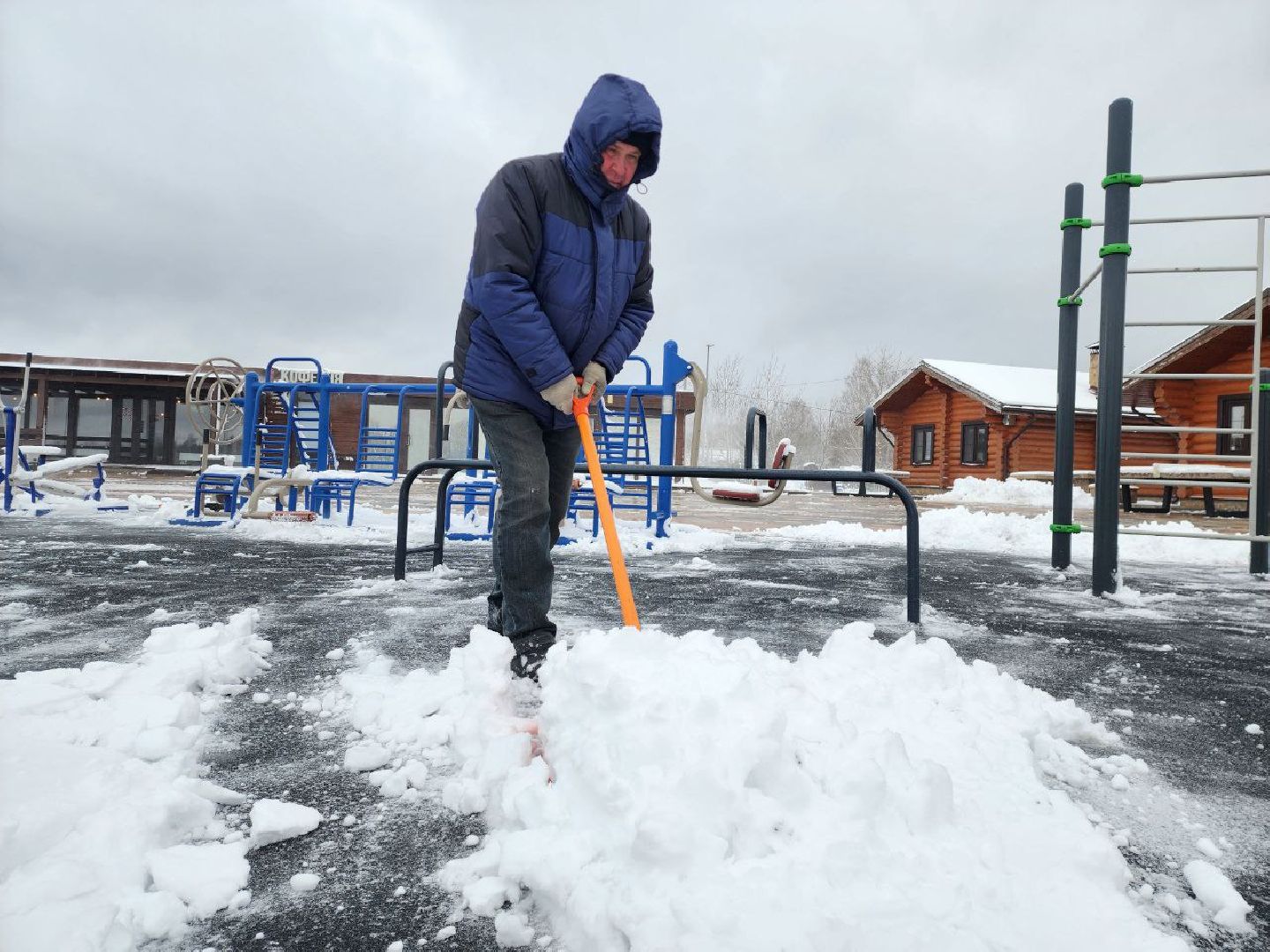 можайск, можайский городской округ, подмосковье, парк, уборка снега, последствия снегопада, первый снег, уборка территории, погода, парк ривьера, ЖКХ, вертикалки,