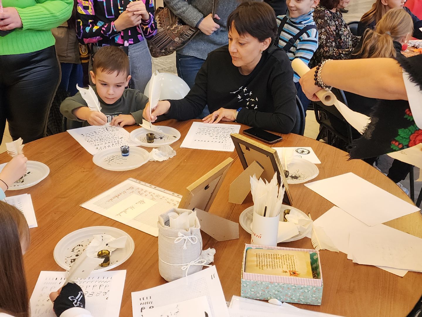 Чехов, дворец культуры дружба, день народного единства, мастер-классы, каллиграфия, тряпичные куклы, фланкировка шашками, сыродавленное масло, народные забавы, средневековое оружие, выставка, ярмарка,вертикалки, вертикальное видео,