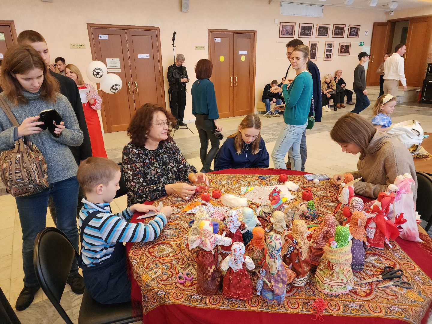 Чехов, дворец культуры дружба, день народного единства, мастер-классы, каллиграфия, тряпичные куклы, фланкировка шашками, сыродавленное масло, народные забавы, средневековое оружие, выставка, ярмарка,вертикалки, вертикальное видео,
