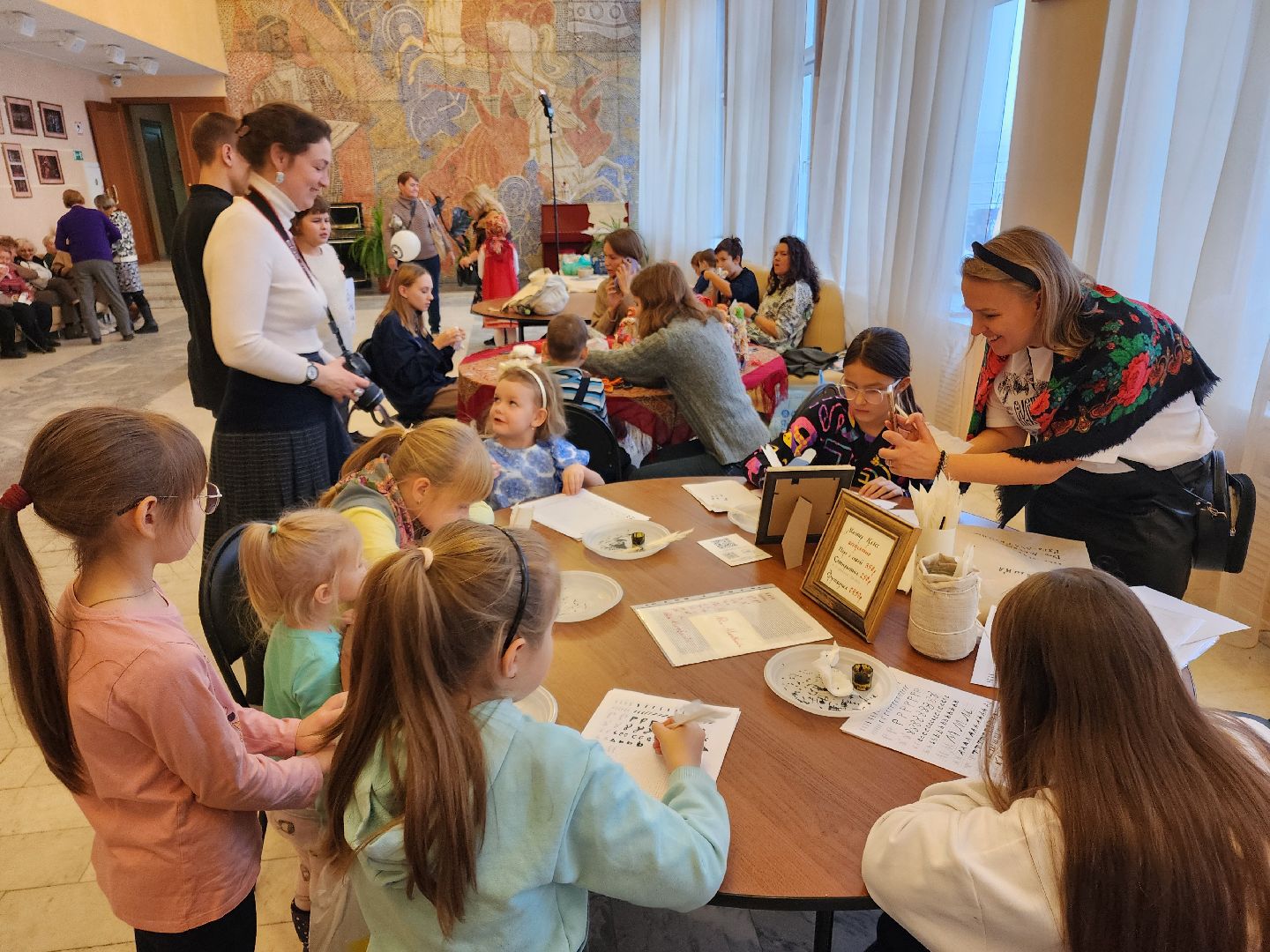 Чехов, дворец культуры дружба, день народного единства, мастер-классы, каллиграфия, тряпичные куклы, фланкировка шашками, сыродавленное масло, народные забавы, средневековое оружие, выставка, ярмарка,вертикалки, вертикальное видео,