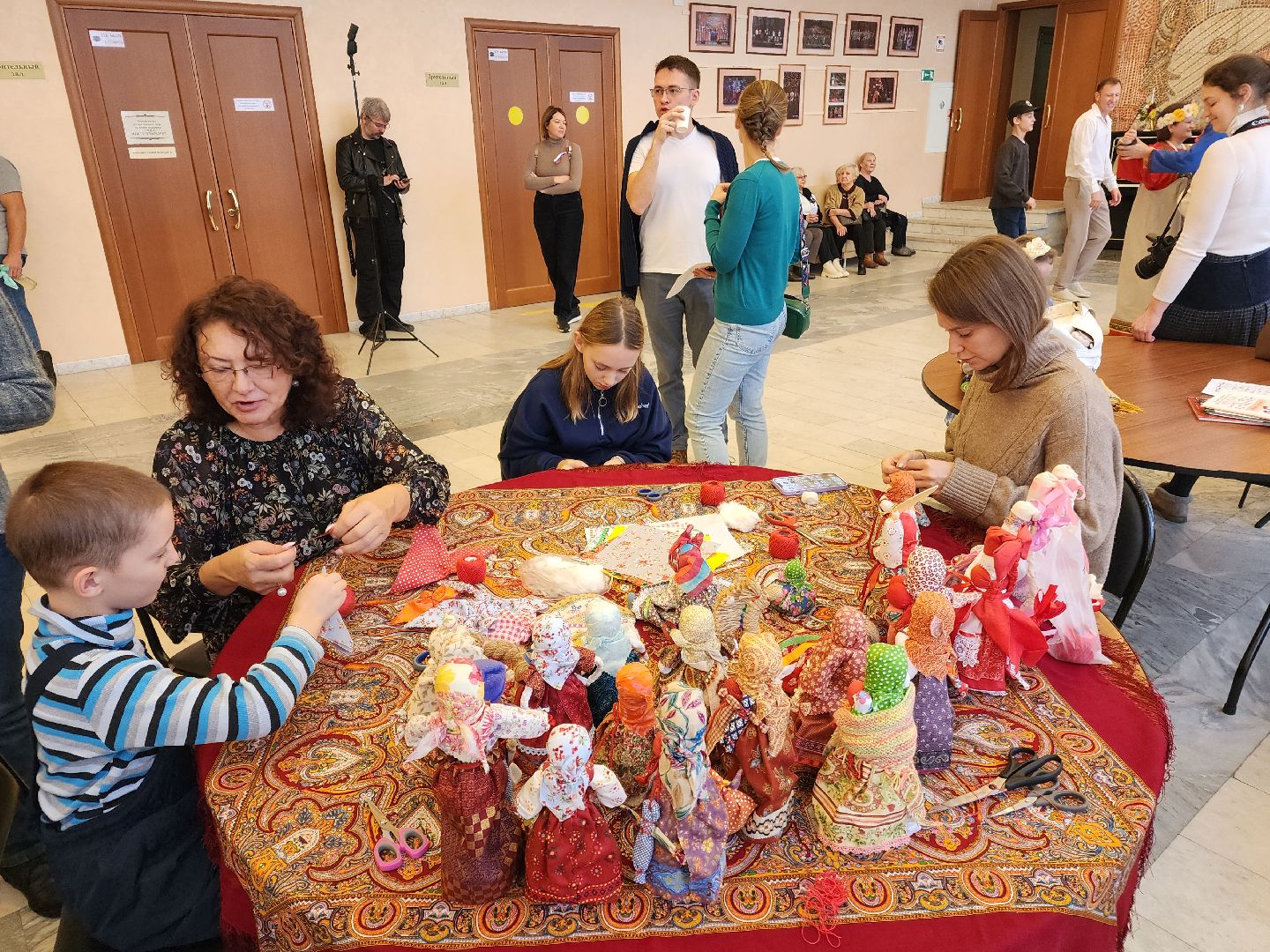 Чехов, дворец культуры дружба, день народного единства, мастер-классы, каллиграфия, тряпичные куклы, фланкировка шашками, сыродавленное масло, народные забавы, средневековое оружие, выставка, ярмарка,вертикалки, вертикальное видео,